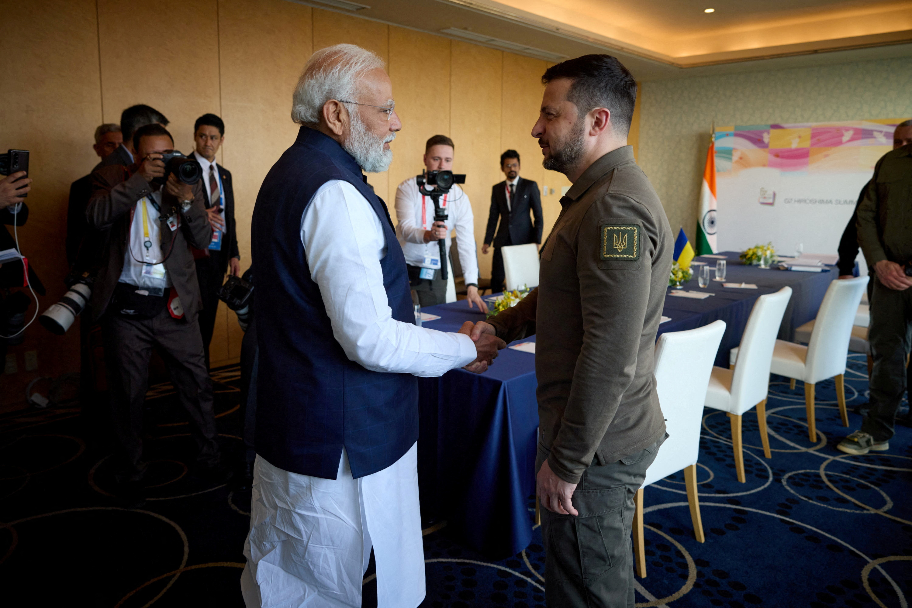 El presidente de Ucrania, Volodymyr Zelensky, y el primer ministro indio, Narendra Modi,  durante la cumbre de líderes del G7 en Hiroshima, Japón, el 20 de mayo de 2023 (Reuters)