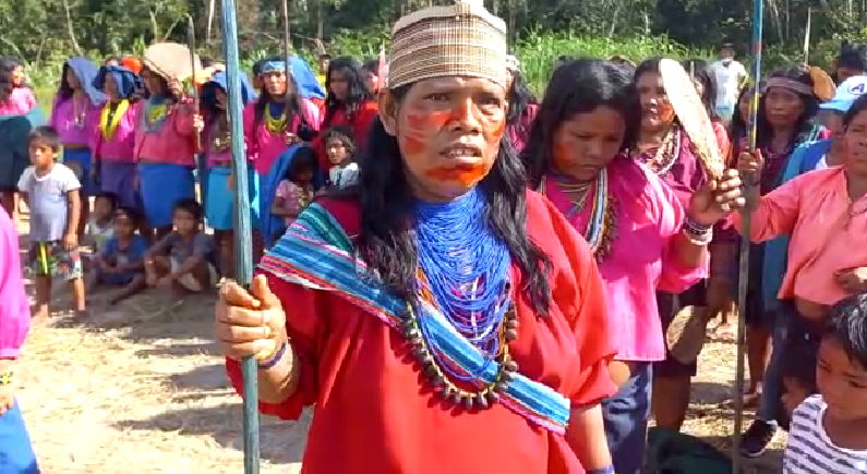 Hombres y mujeres urarinas se movilizan para pedir agua y atención sanitaria tras derrame de crudo ocurrido el 7 de junio del 2022.