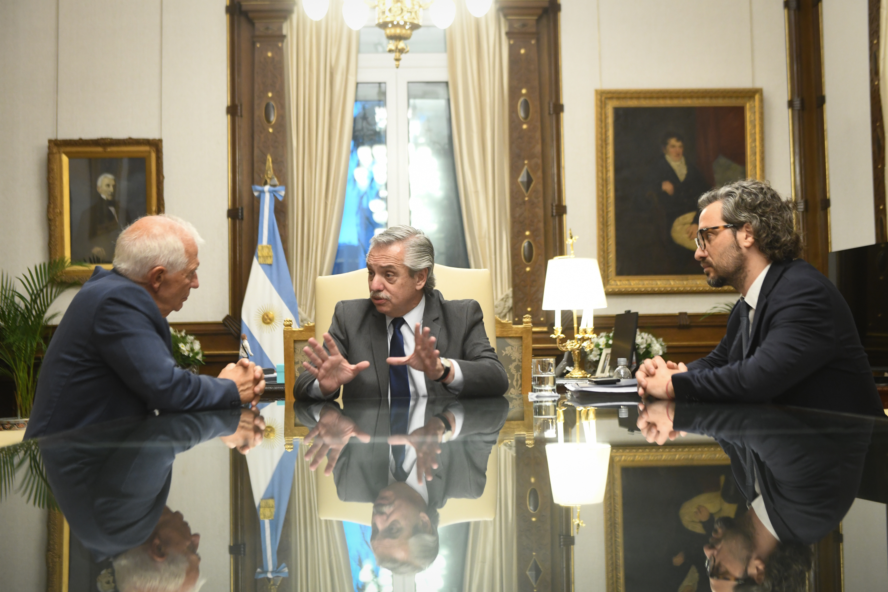 Alberto Fernández, Josep Borrell y Santiago Cafiero durante un encuentro oficial en la Casa Rosada