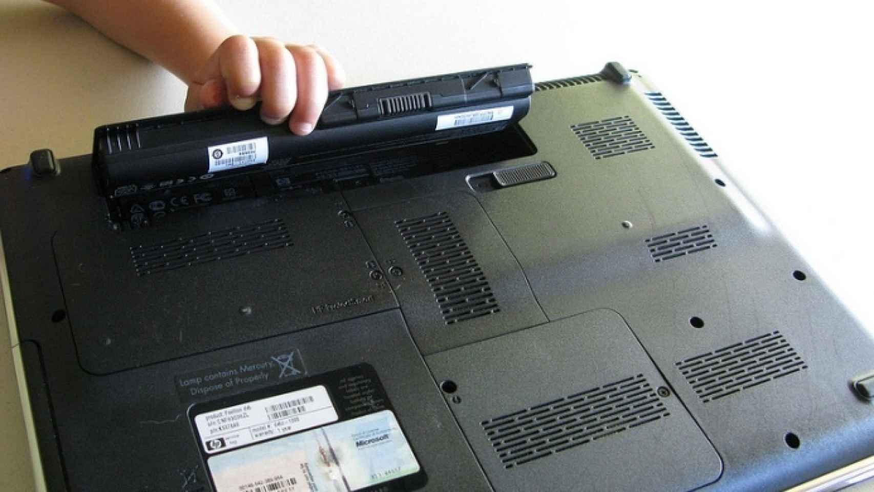 Algunos usuarios eligen remover la batería de sus laptops para evitar que esta se vea afectada. Algunos dispositivos no permiten esto pues la tienen integrada. (El Español)