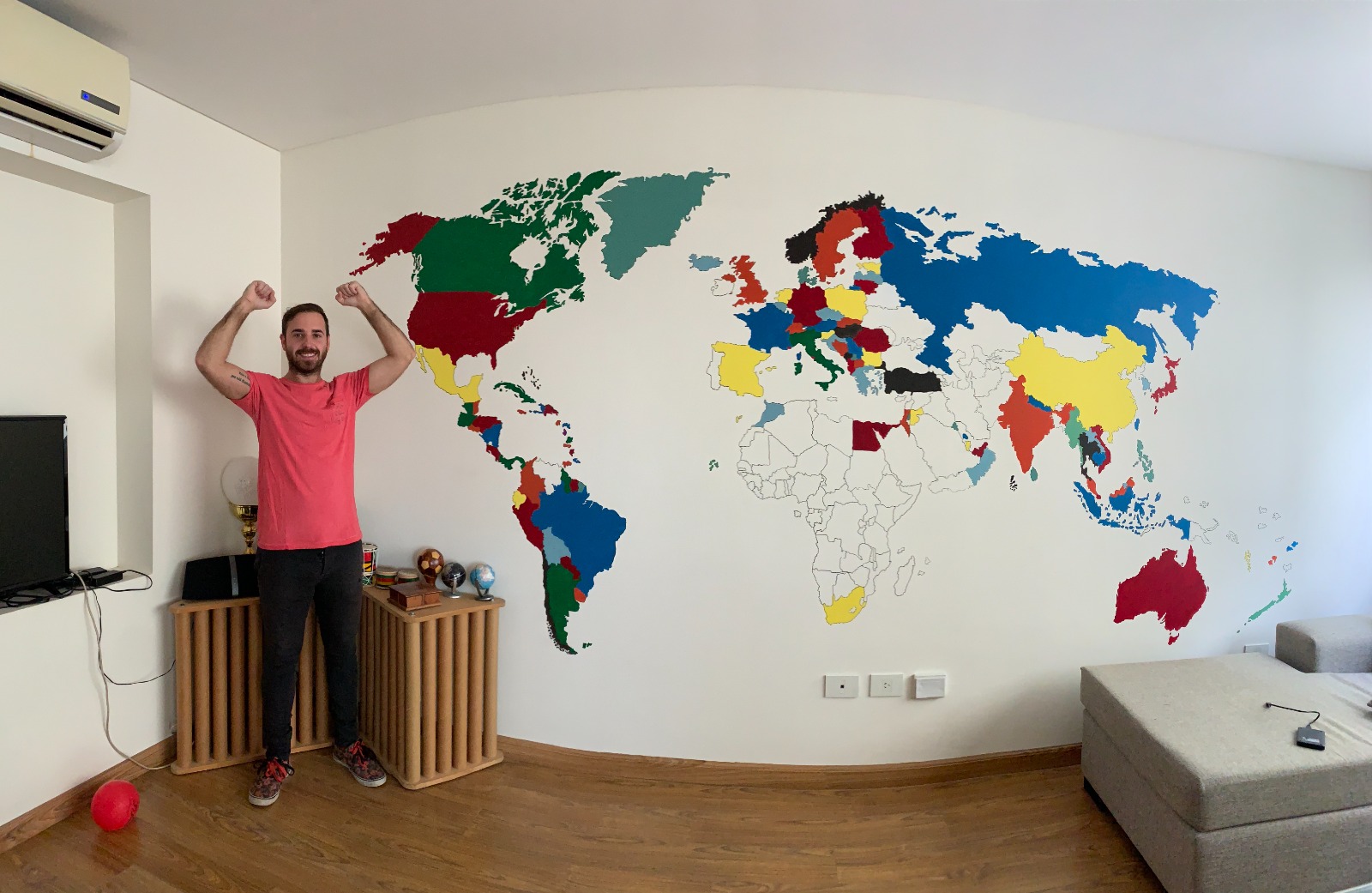 La meta representada en el living de la casa de sus padres: pintar cada país que visita en el mapamundi (Instagram @ramacristofaro)