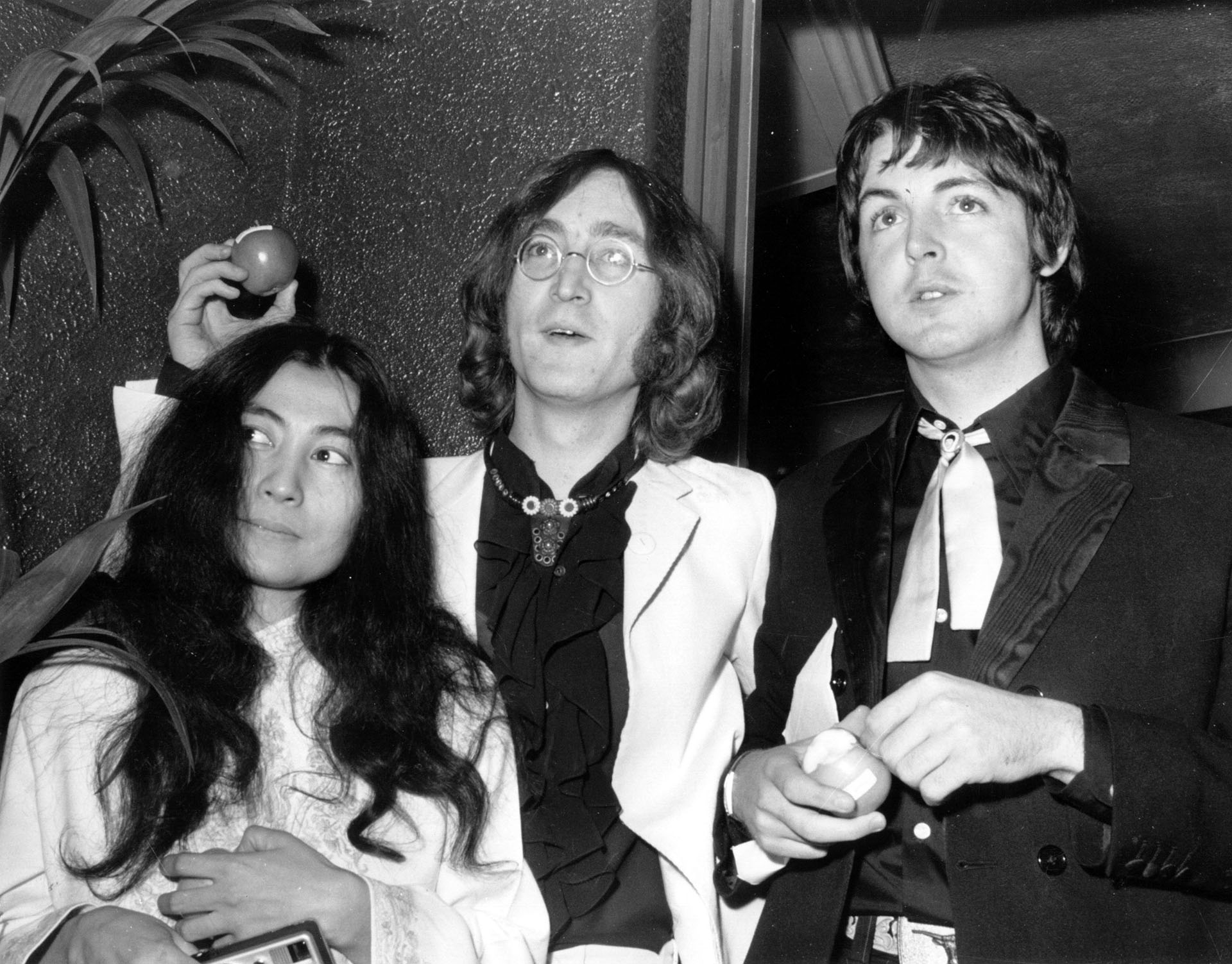 Junto a John Lennon y Paul McCartney en la presentación de la película "Yellow Submarine" en Londres, 1968 (Foto: Michael Webb/Keystone/Getty Images)