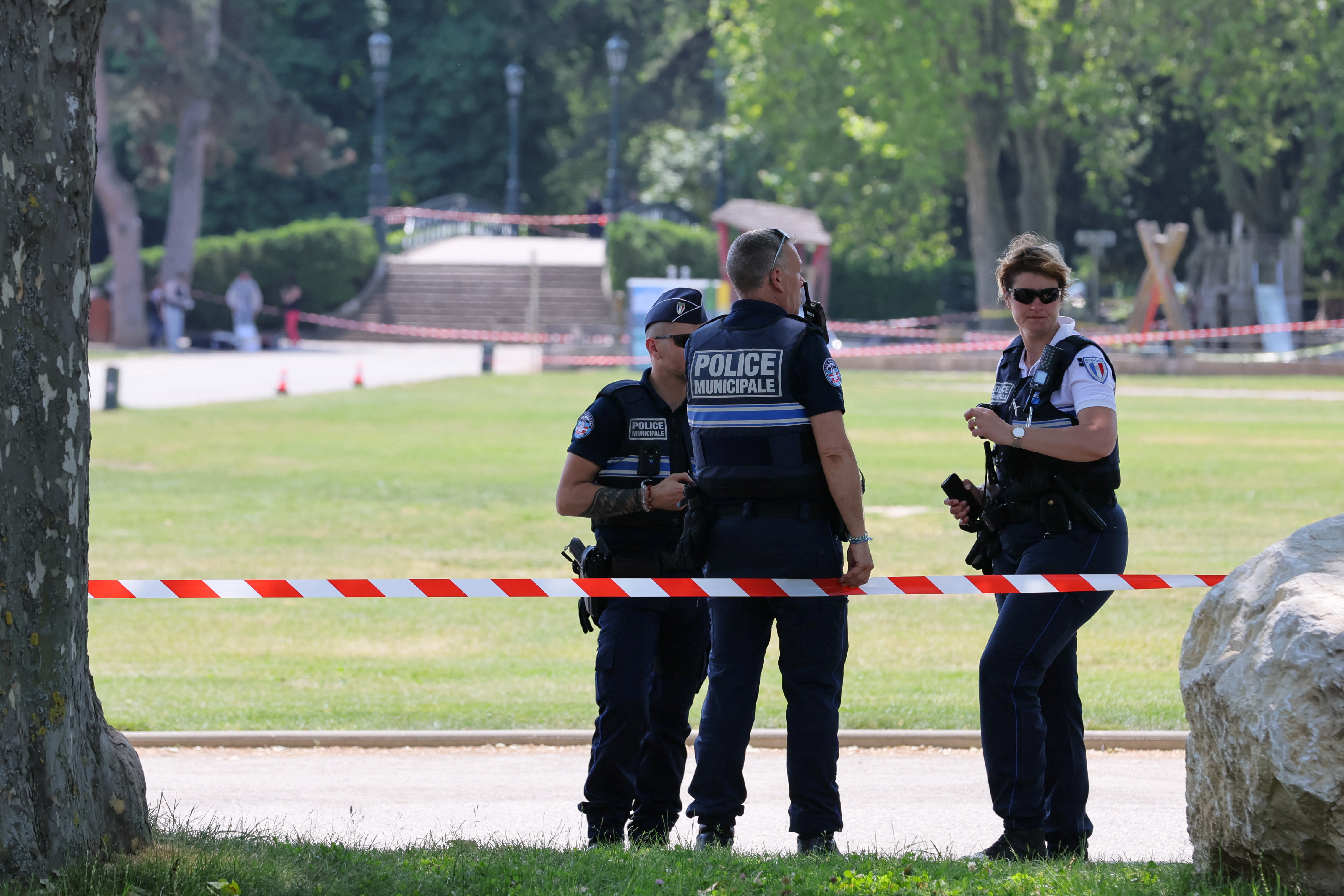 La policía francesa asegura la zona después de que varios niños y un adulto hayan resultado heridos en un ataque con cuchillo en Annecy, en los Alpes franceses, Francia, 8 de junio de 2023. REUTERS/Denis Balibouse