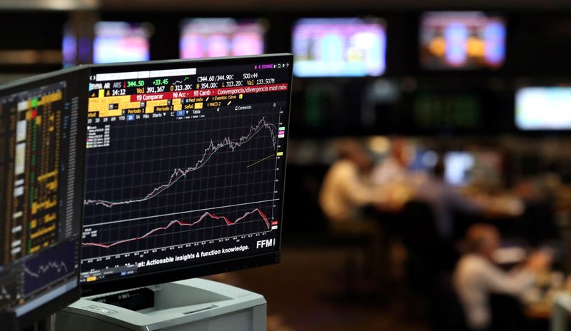 Una pantalla muestra un gráfico mientras los operadores trabajan en la Bolsa de Comercio. Foto: REUTERS/Marcos Brindicci