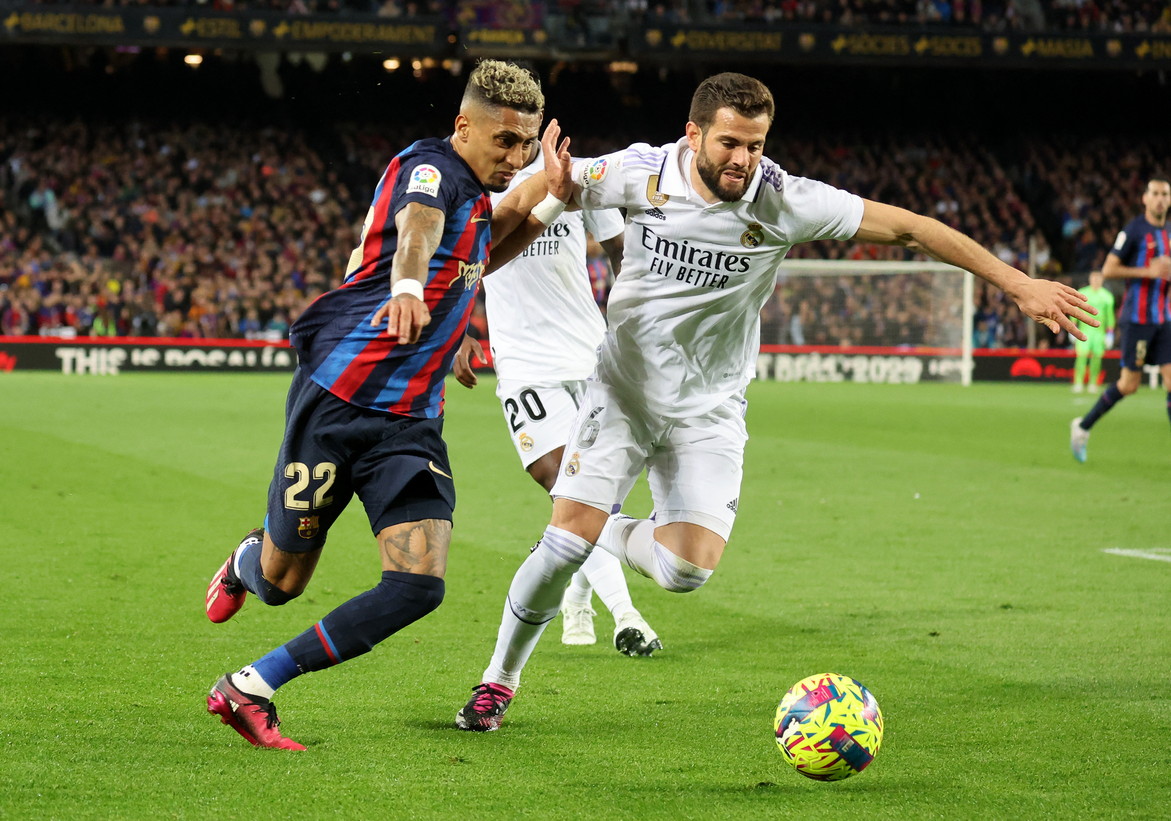 Raphinha escapa de la marca de Nacho. Foto: REUTERS/Nacho Doce