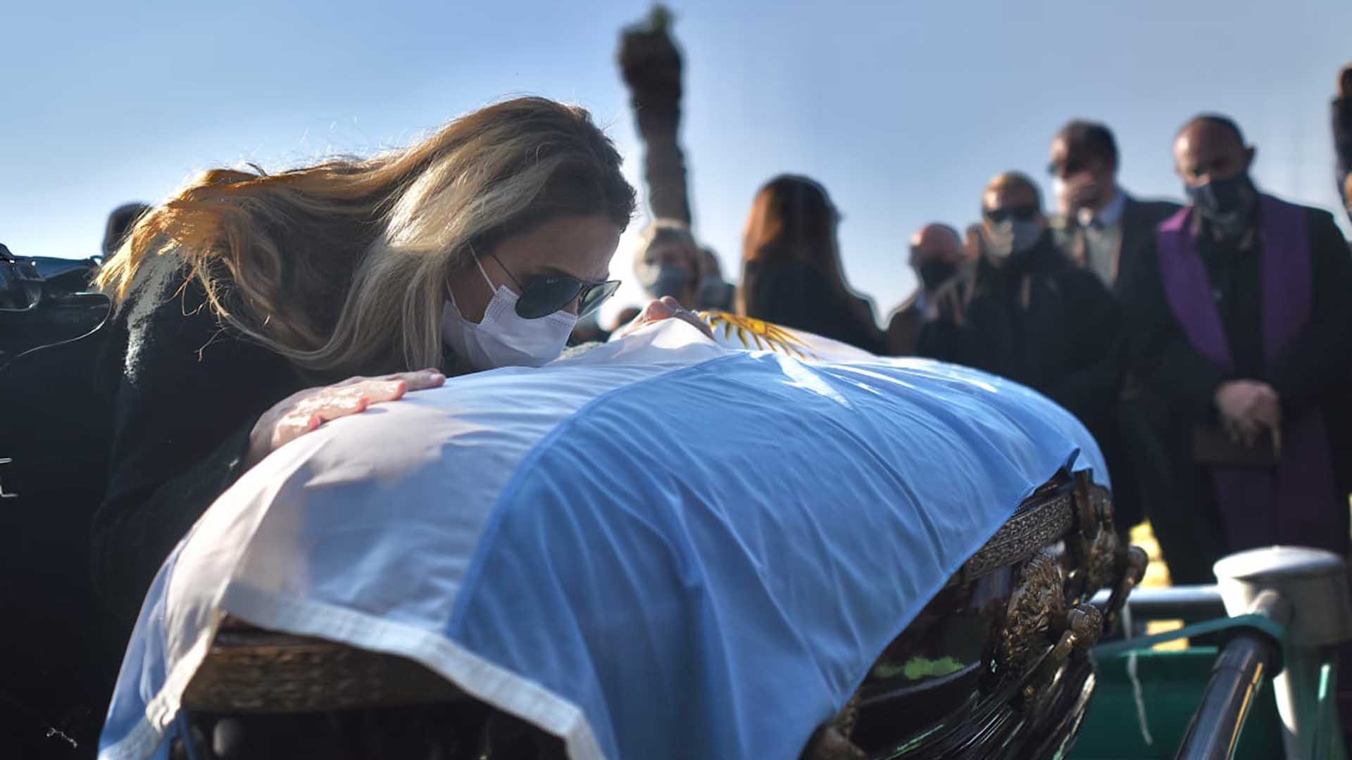 El senador y dos veces gobernador santafesino Carlos Reutemann fue velado en una “ceremonia íntima” en una sala de Santa Fe capital y sus restos ya descansan en un cementerio privado.