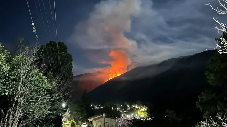 Un incendio forestal consumi&oacute; 100 hect&aacute;reas en un solo d&iacute;a en Catamarca y los brigadistas trabajan por controlarlo
