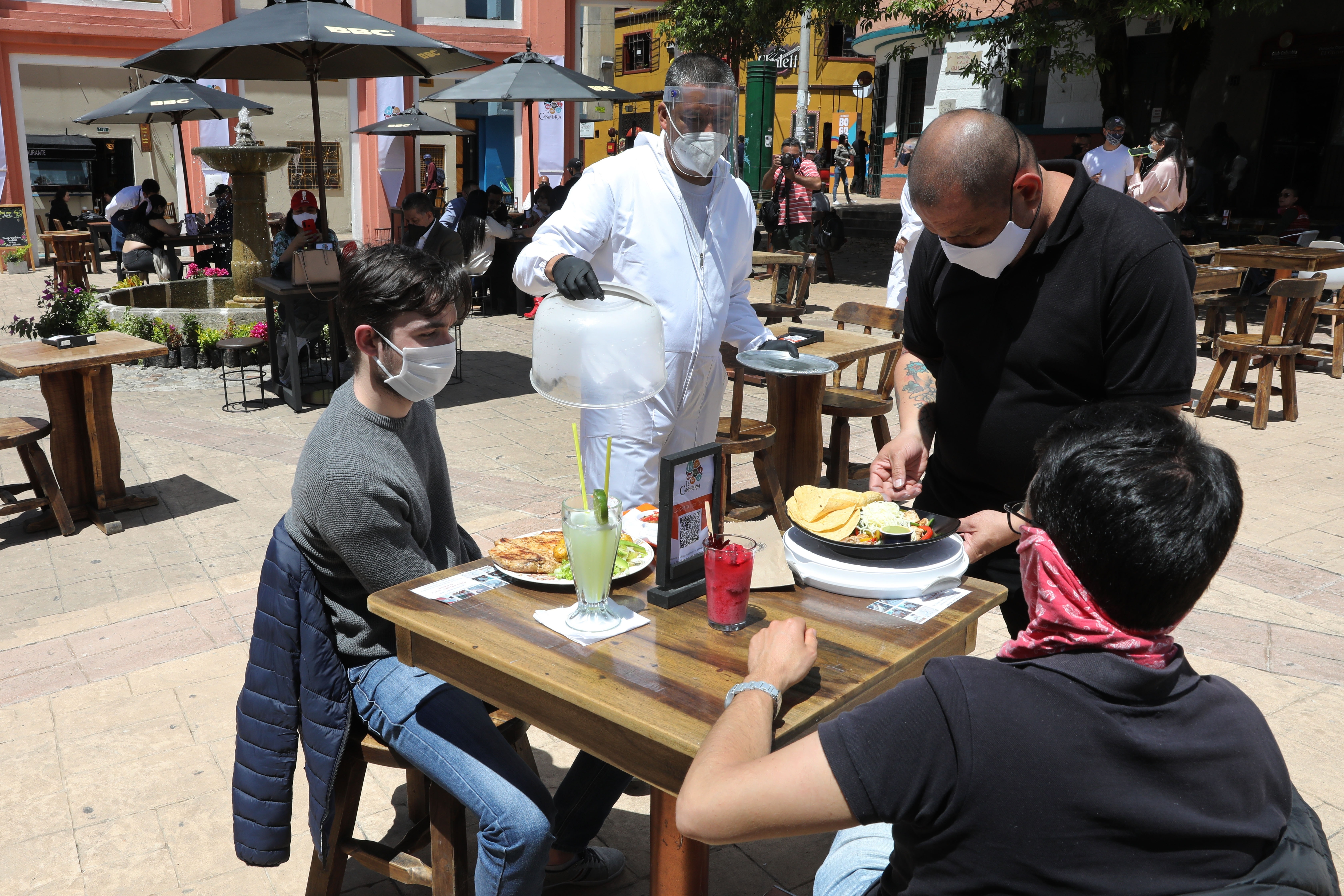 Un grupo de personas consume alimentos al aire libre en la plaza del Chorro de Quevedo en Bogotá (Colombia). EFE/ Carlos Ortega/Archivo
