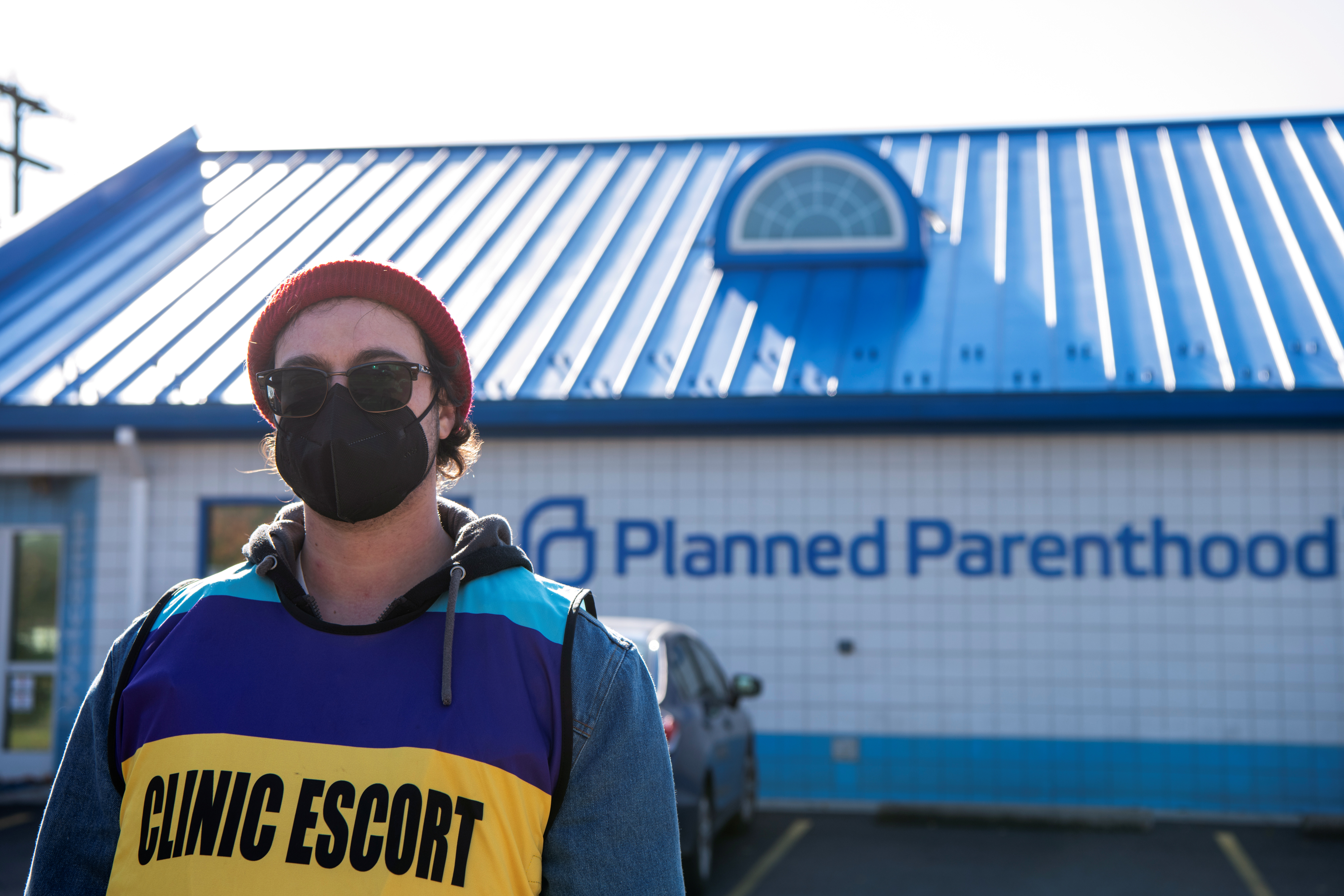 Un hombre que trabajaba escoltando a mujeres en una clínica de derechos reproductivos de Ohio durante 2021, para evitar el acoso de los activistas en contra del aborto (REUTERS/Gaelen Morse)