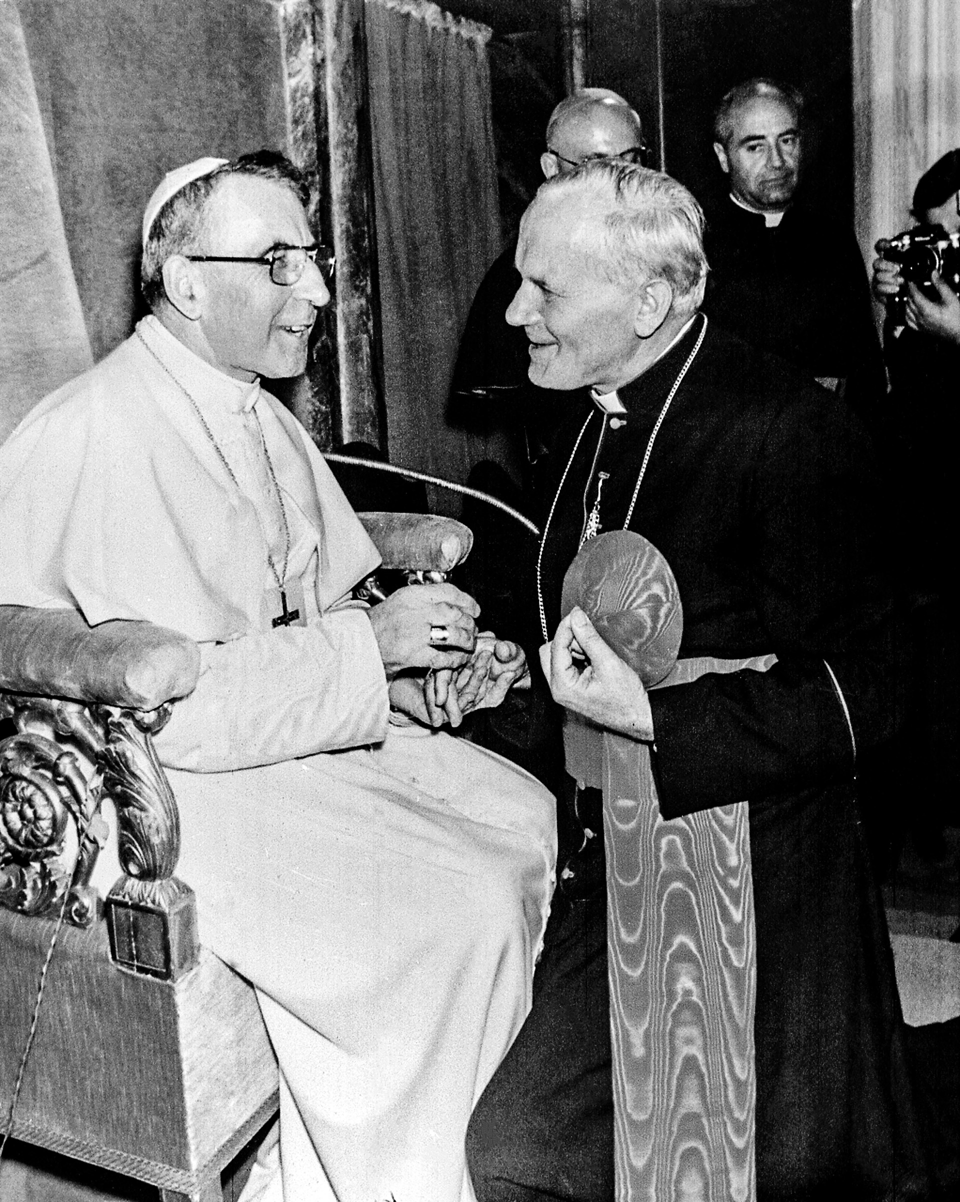 Tras la muerte de Paulo VI, Albino Luciani, acá con su suceso Juan Pablo II, no llegó al cónclave como uno de los favoritos. La atención estaba puesta en otros dos italianos que representaban vertientes opuestas