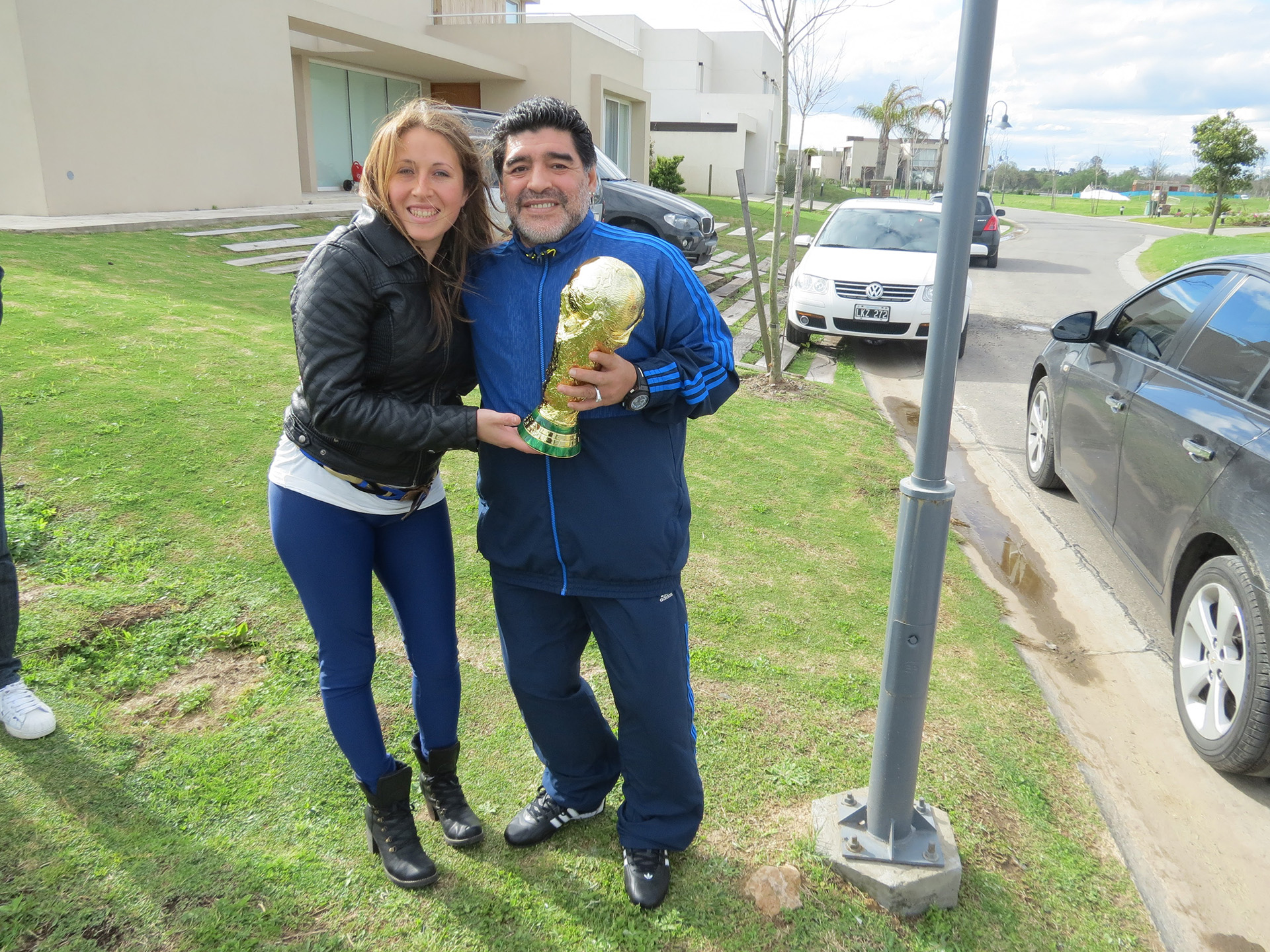 Eliana Pantano junto a Diego Maradona en 2013: el astro del fútbol mundial le encargó una de sus creaciones