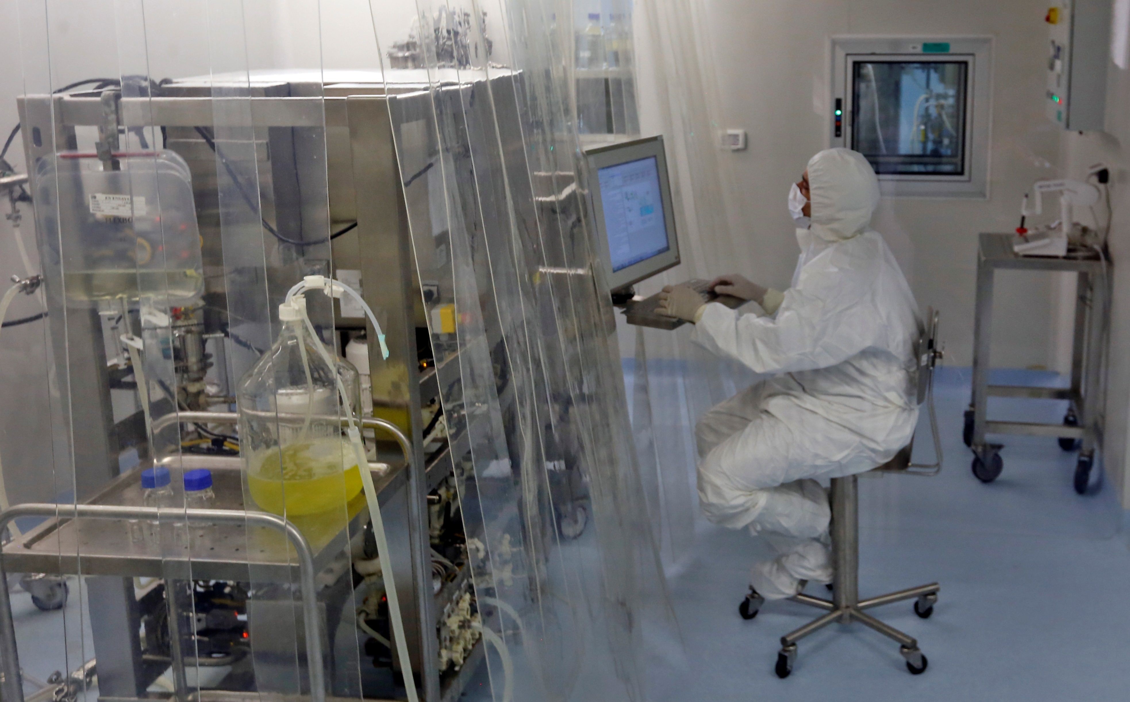 Un operario en un laboratorio trabaja en la elaboración de los candidatos vacunales cubanos, el 15 de febrero de 2021 en La Habana (EFE/Ernesto Mastrascusa)