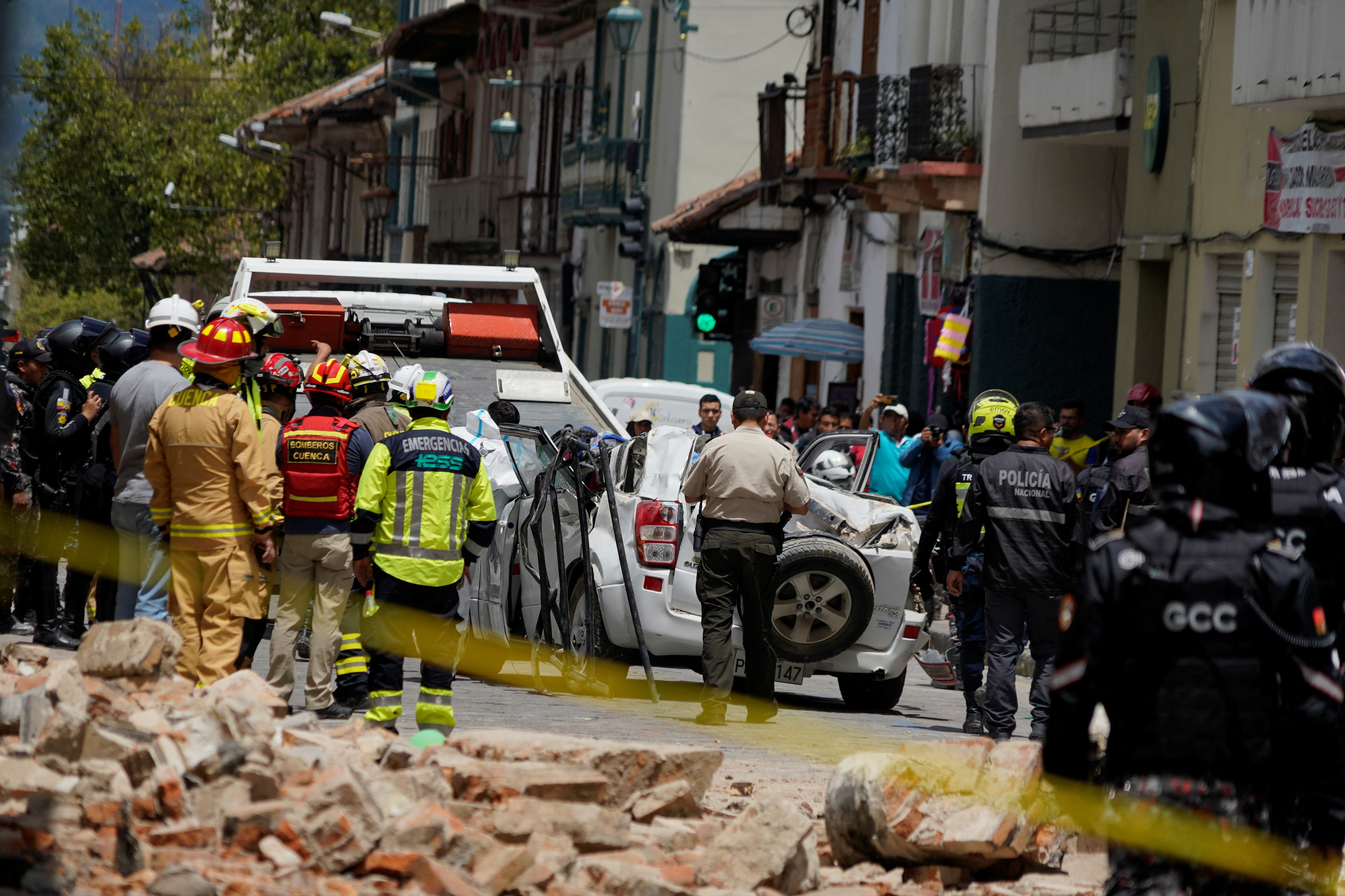 Un coche dañado y los escombros de una casa colapsada por el terremoto en Cuenca, Ecuador, el 18 de marzo de 2023 (REUTERS/Rafa Idrovo Espinoza)