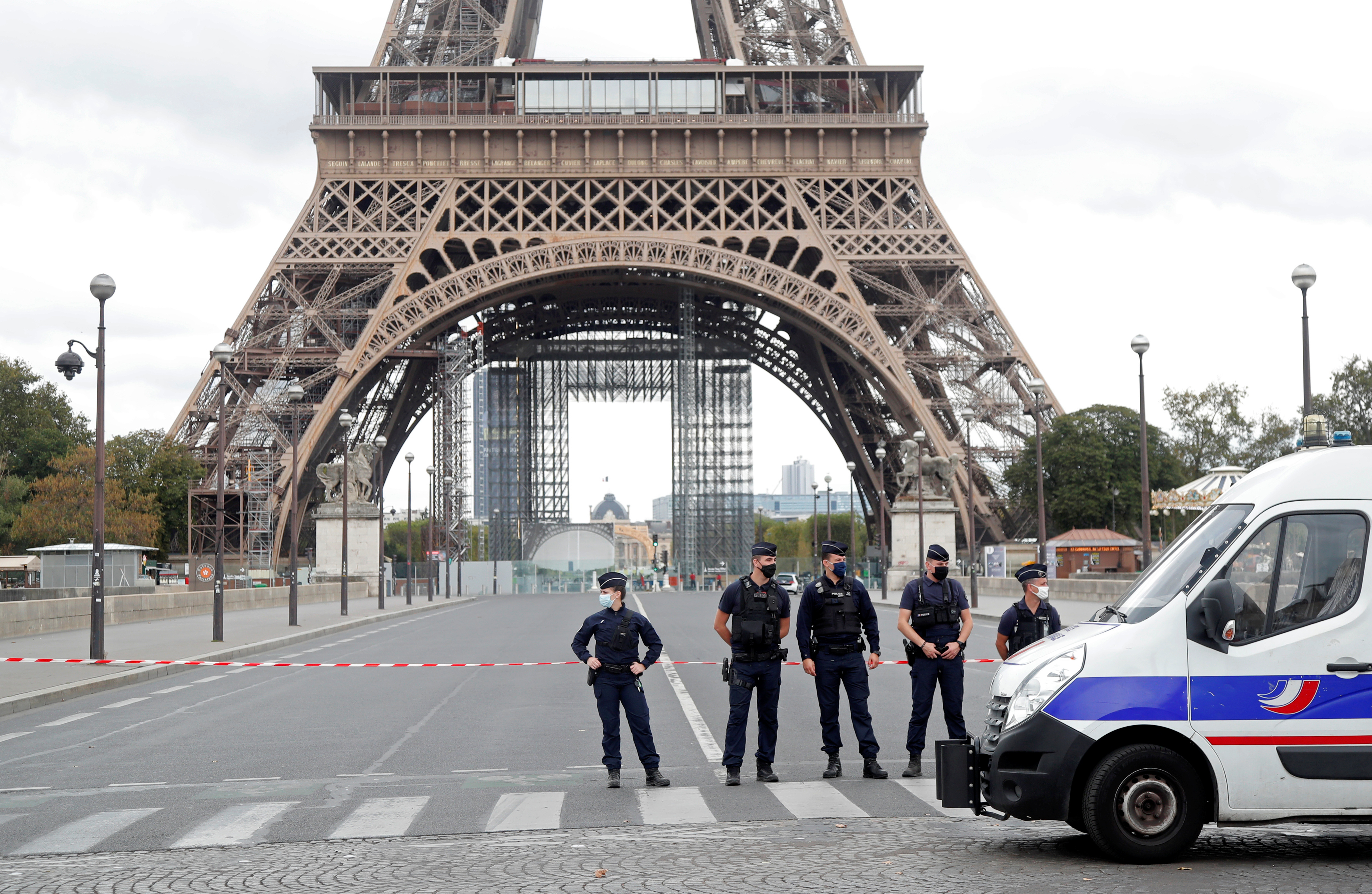 FOTO DE ARCHIVO: La policía francesa se encuentra cerca de la Torre Eiffel después de que el monumento turístico fuera evacuado tras una alerta de bomba en París el 23 de septiembre de 2020. REUTERS/Charles Platiau