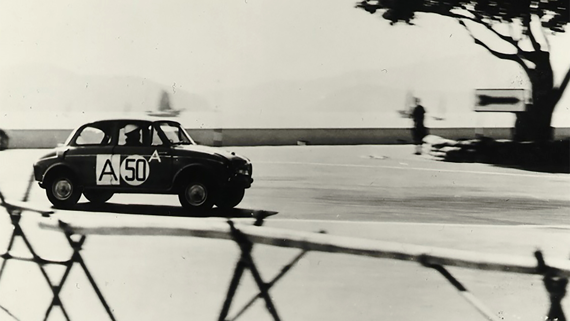 En 1962, Mitsubishi decidió correr en el Gran Premio de Macao, como una forma de mostrar su producto para los países de la región. Ganaron contundentemente