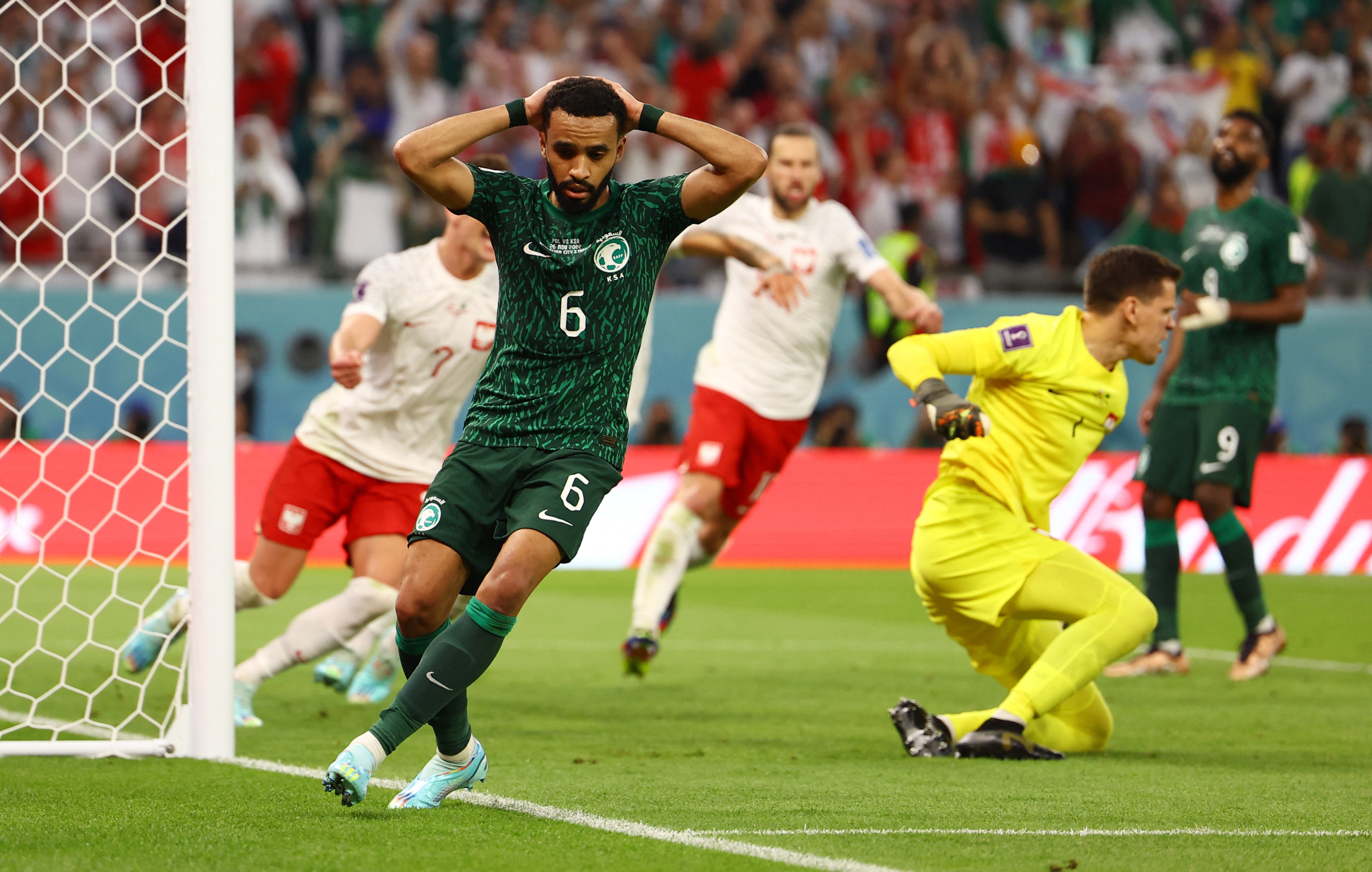 Mohammed Al Burayk erró el contrarremate del penalti tras la atajada de Wojciech Szczesny. REUTERS/Kai Pfaffenbach