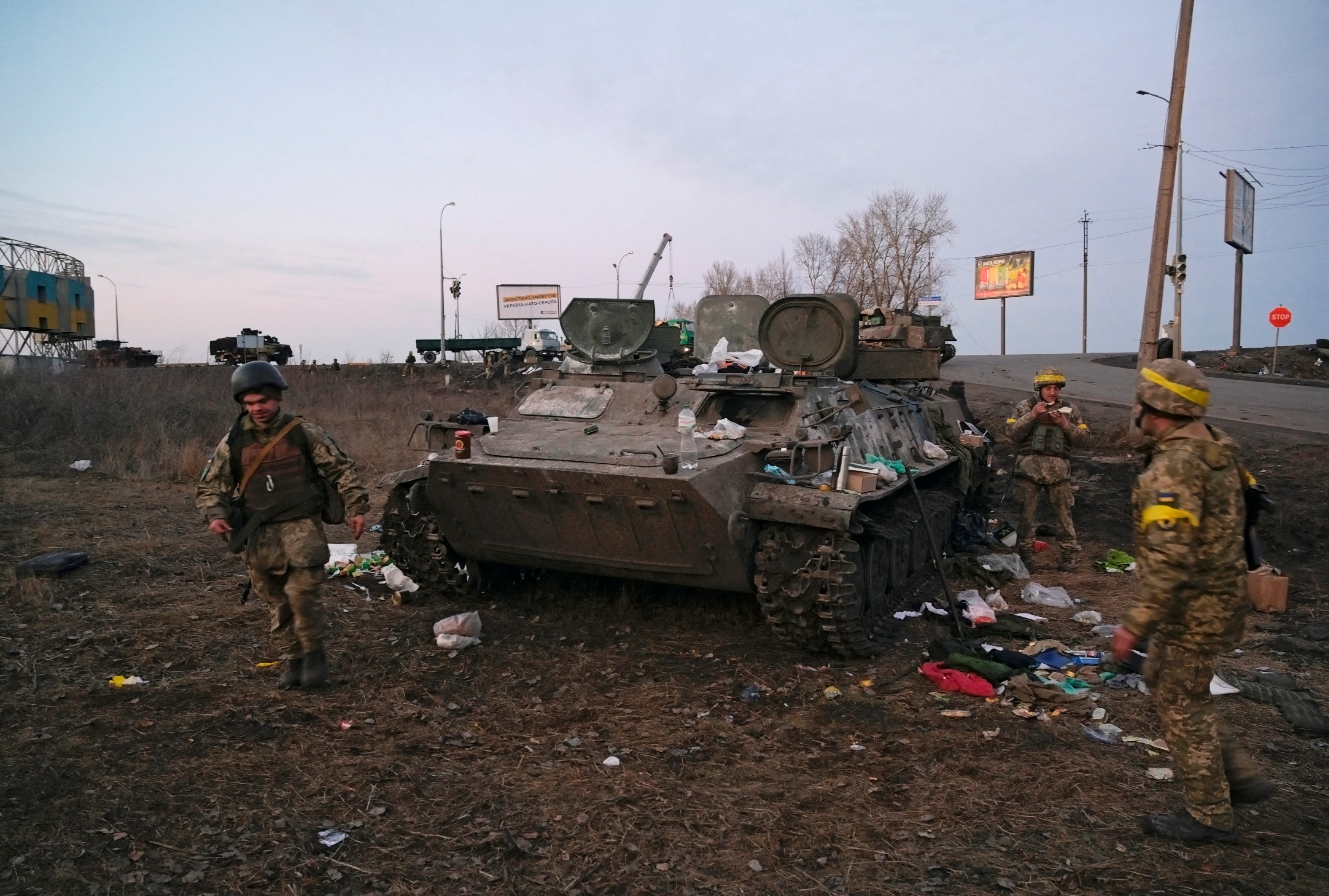 Soldados ucranianos junto a lo que sería un tanque ruso conquistado por las fuerzas locales en Kharkiv (REUTERS/Maksim Levin)