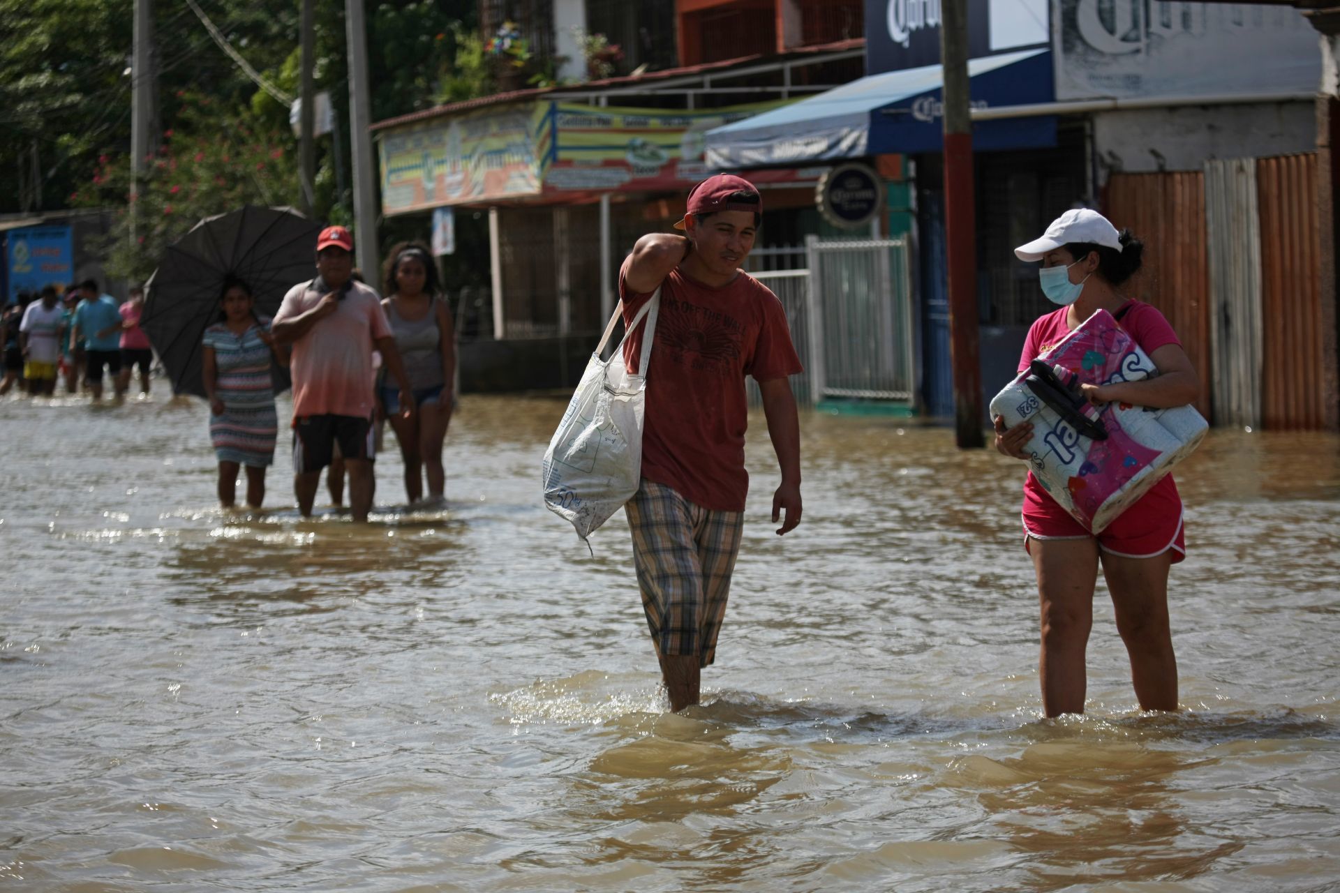 Villahermosa, Tabasco, 8 de noviembre de 2020. De la misma manera habitantes en esta parte de la población piden auxilio a las autoridades del gobierno por temor a que continúe creciendo el nivel, ya que no se abastecen para auxiliarse entre ellos.