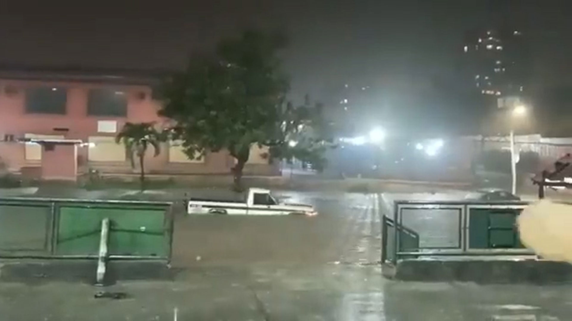 Varias vías de Miranda se inundaron por la lluvia