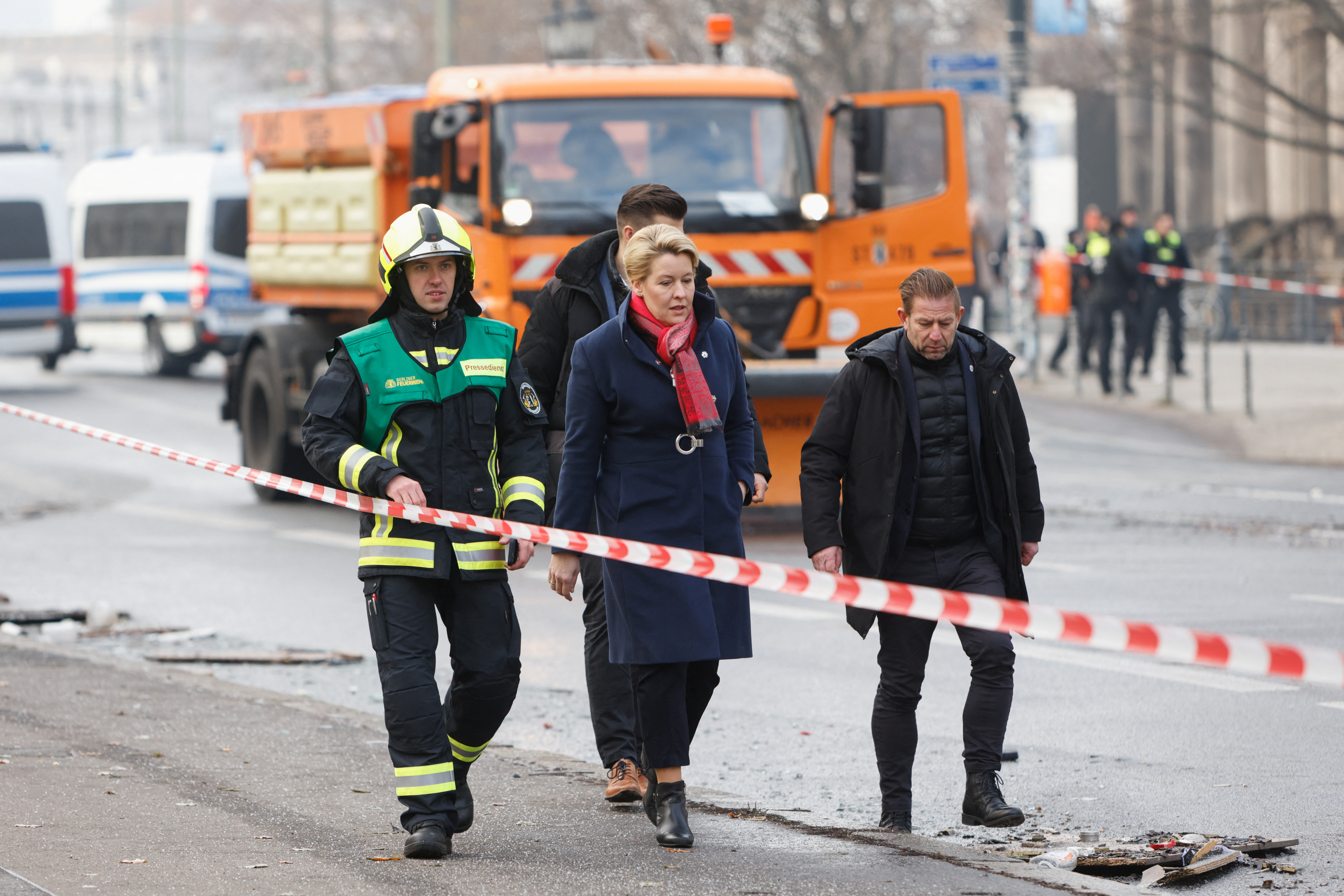 La alcaldesa de Berlín, Franziska Giffey, llega al sitio donde trabajan los servicios de emergencia en una calle frente a un hotel después de una explosión y fuga del acuario AquaDom 