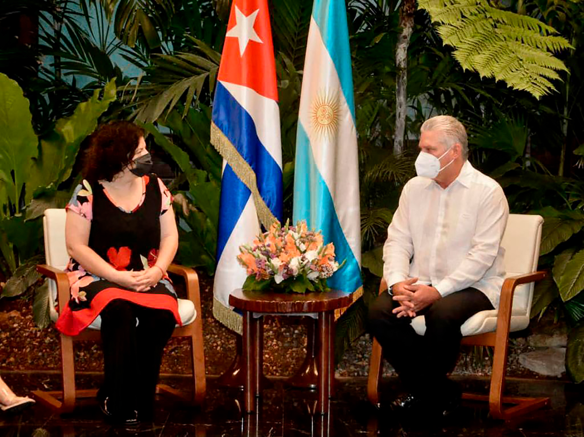 La ministra de Salud, Carla Vizzotti, en 2021 en Cuba con el presidente cubana Miguel Díaz Canel. Se consideró un posible canje de "vacunas por deuda"