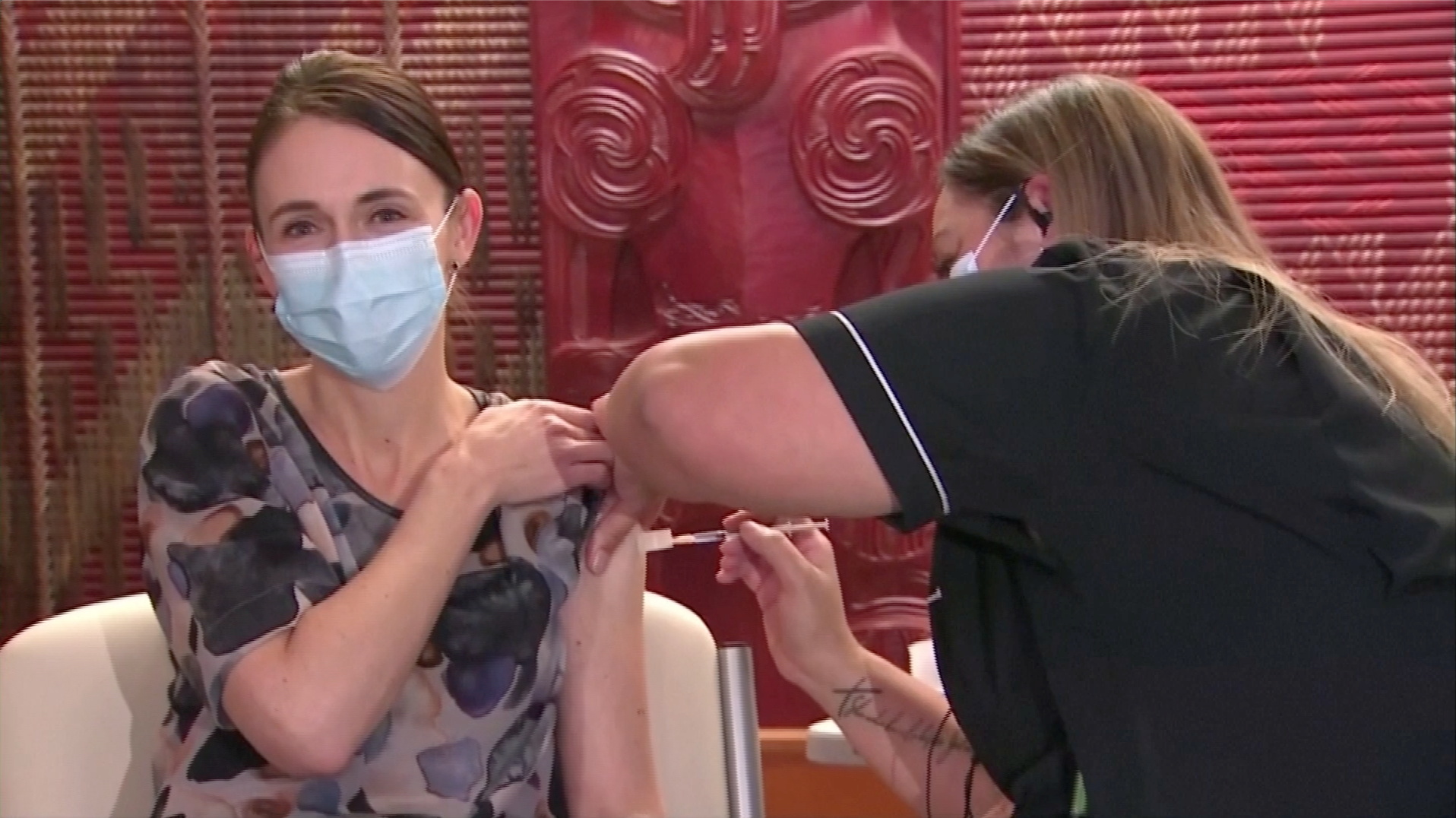 La primera ministra de Nueva Zelanda, Jacinda Ardern, recibe la primera dosis de la vacuna contra el coronavirus en Auckland, Nueva Zelanda, el 18 de junio de 2021. TVNZ / via REUTERS TV