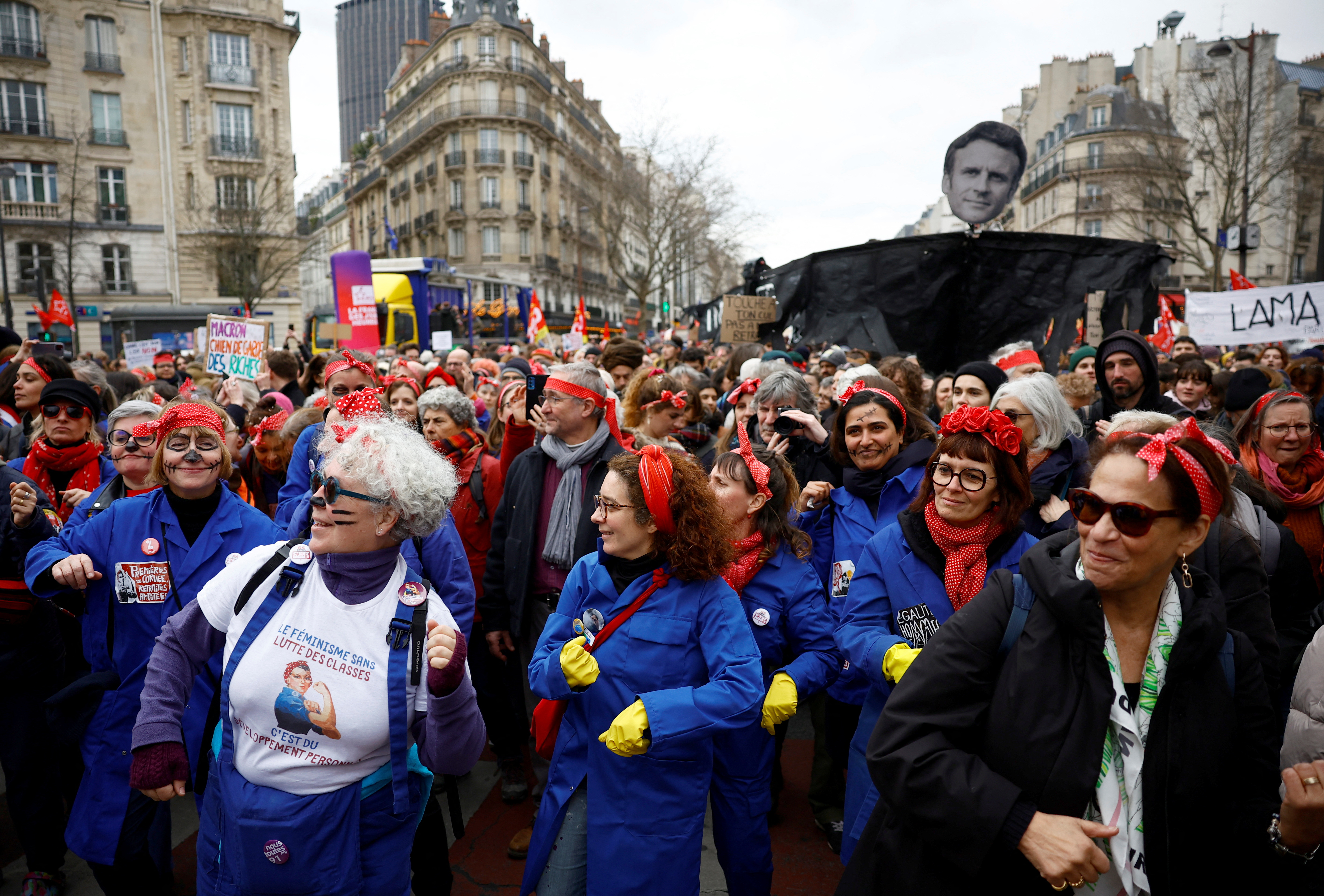 Personas asisten a una manifestación contra el plan de reforma de las pensiones del gobierno francés en París, como parte del sexto día de huelga nacional y protestas (REUTERS/Sarah Meyssonnier)