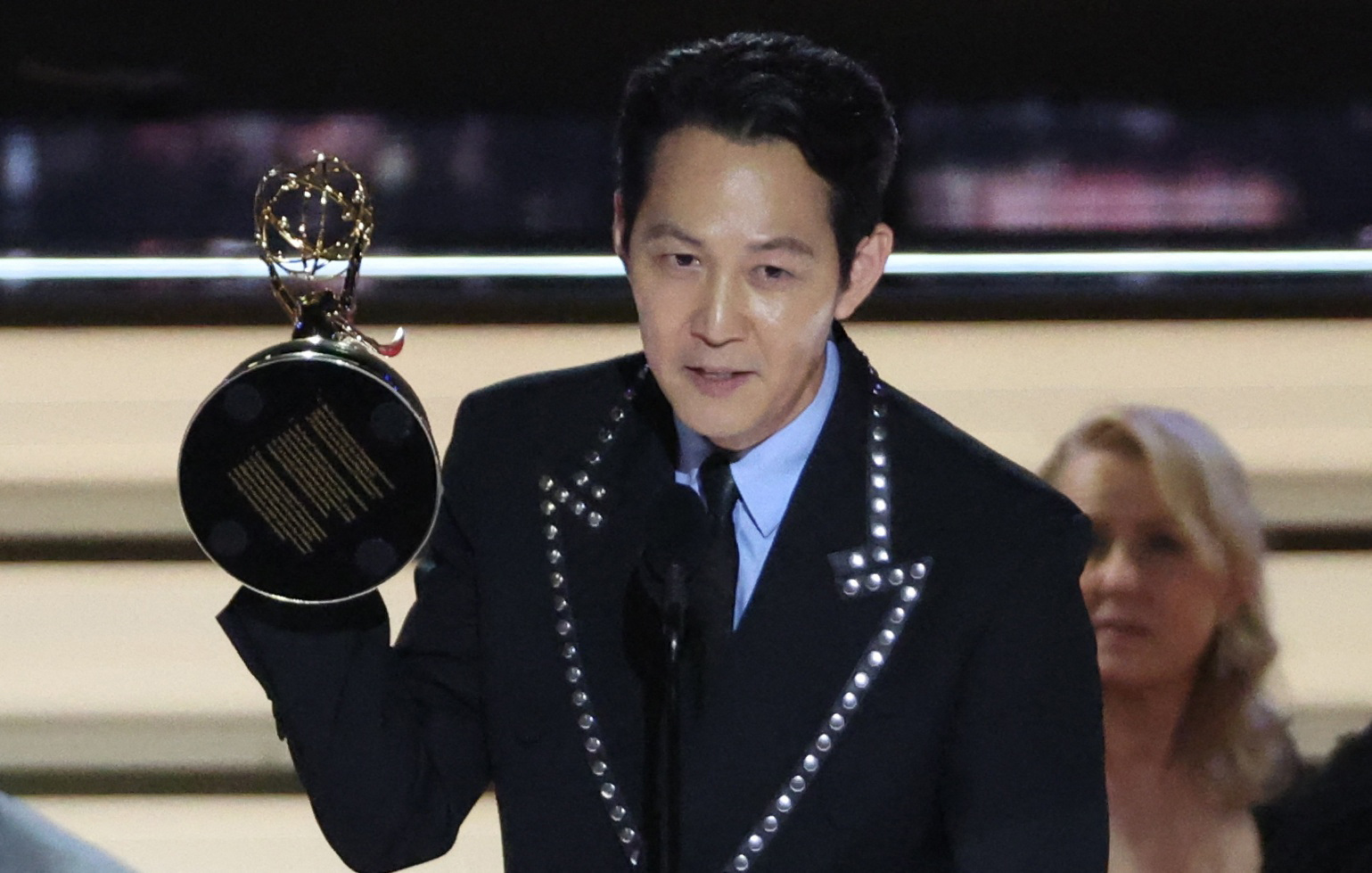 Lee Jung-jae acepta el premio al actor principal destacado en una serie dramática por "Squid Game" (Reuters)
