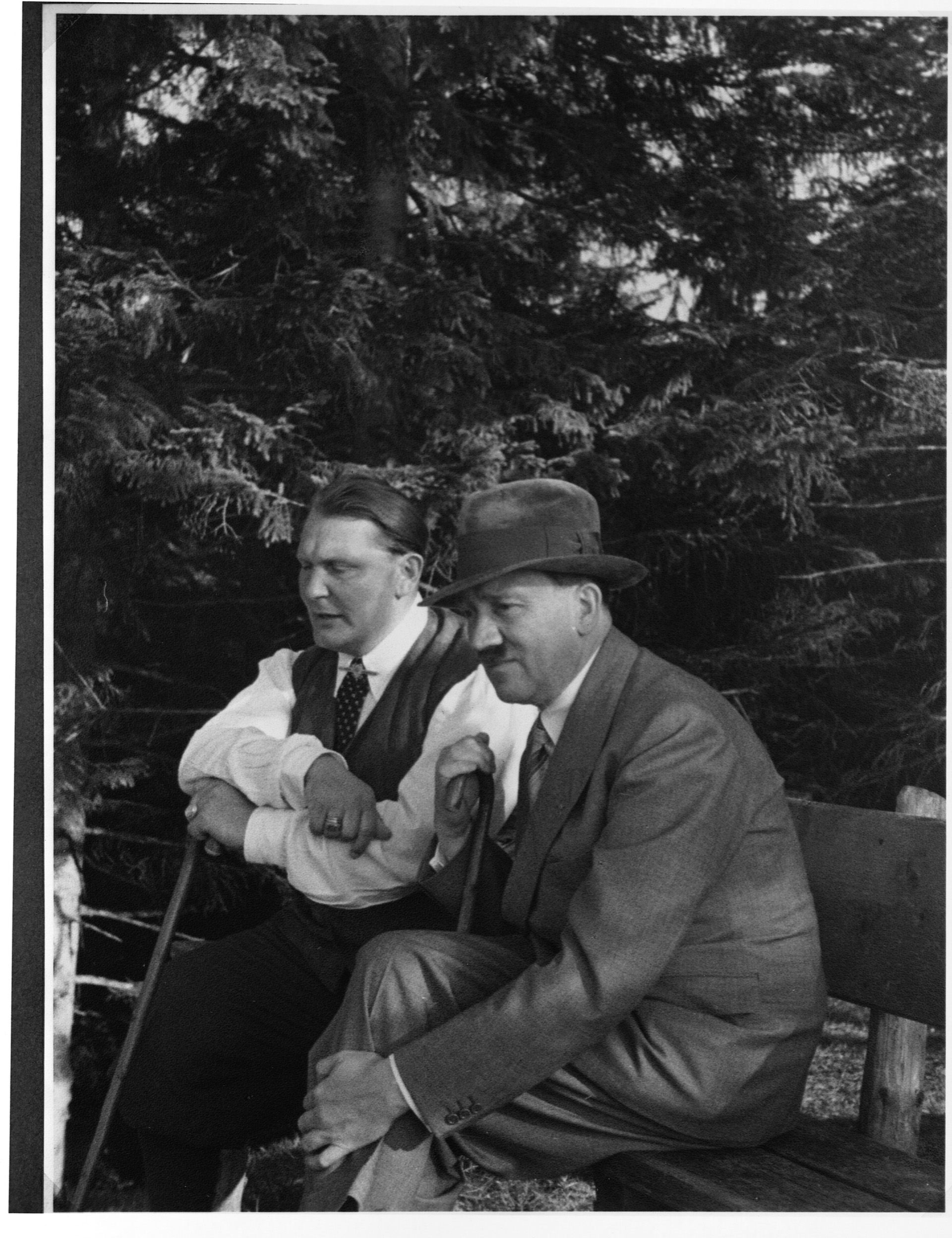 Hitler y Goering en un parque (Photo by Library of Congress/Corbis/VCG via Getty Images)