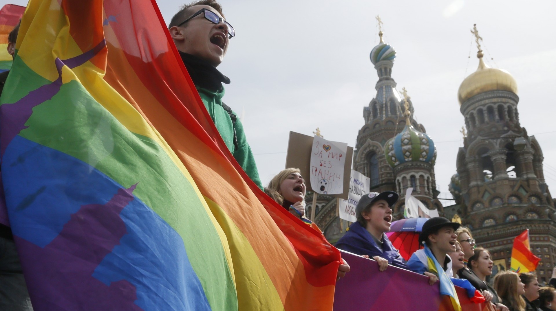 Activistas por los derechos de los homosexuales gritan consignas durante una marcha tradicional del Primero de Mayo en San Petersburgo (AP Photo/Dmitry Lovetsky)