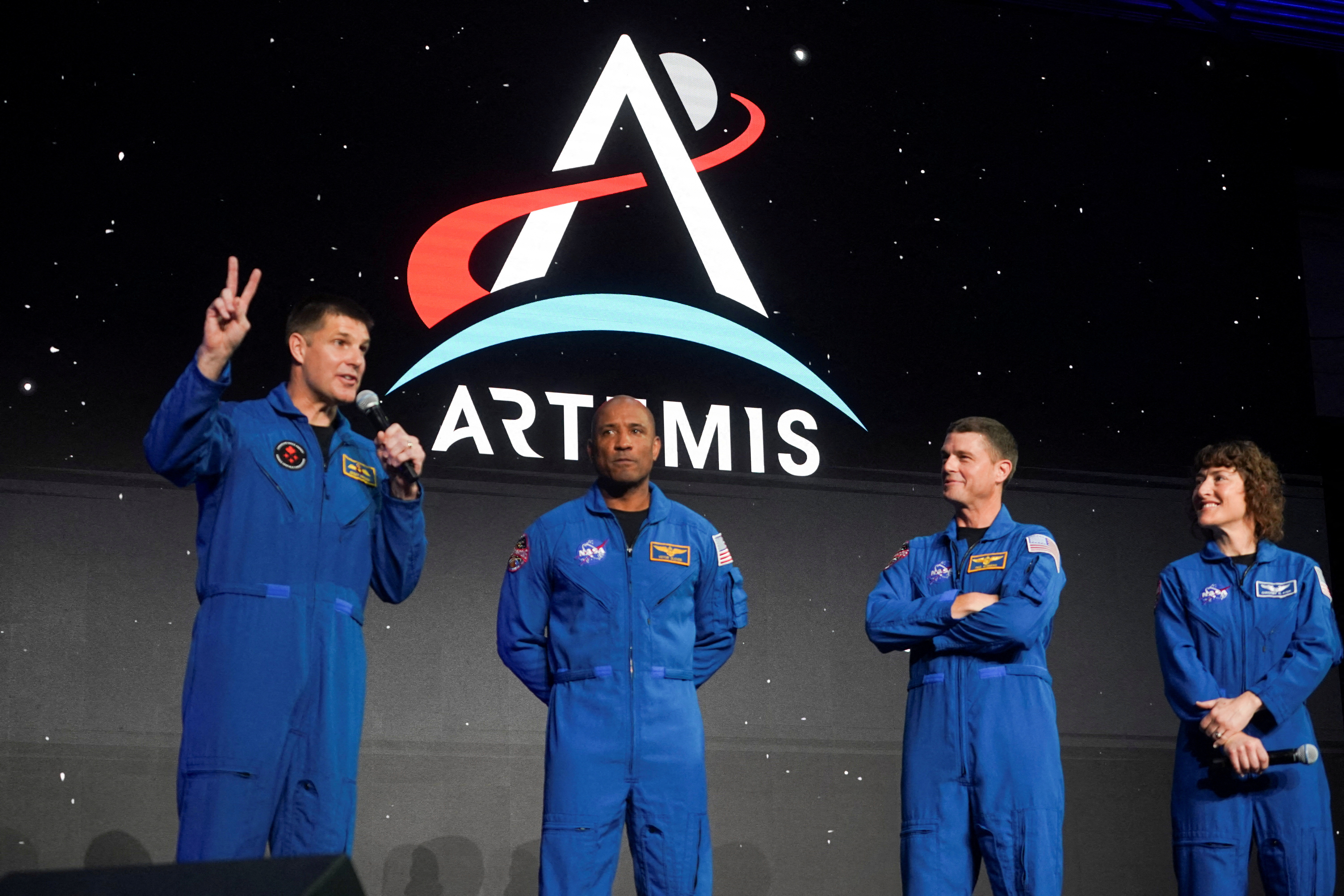 Los astronautas Reid Wiseman, Victor Glover, Jeremy Hansen and Christina Koch, saludan en Houston, Texas, a la prensa y trabajadores (REUTERS/Go Nakamura)
