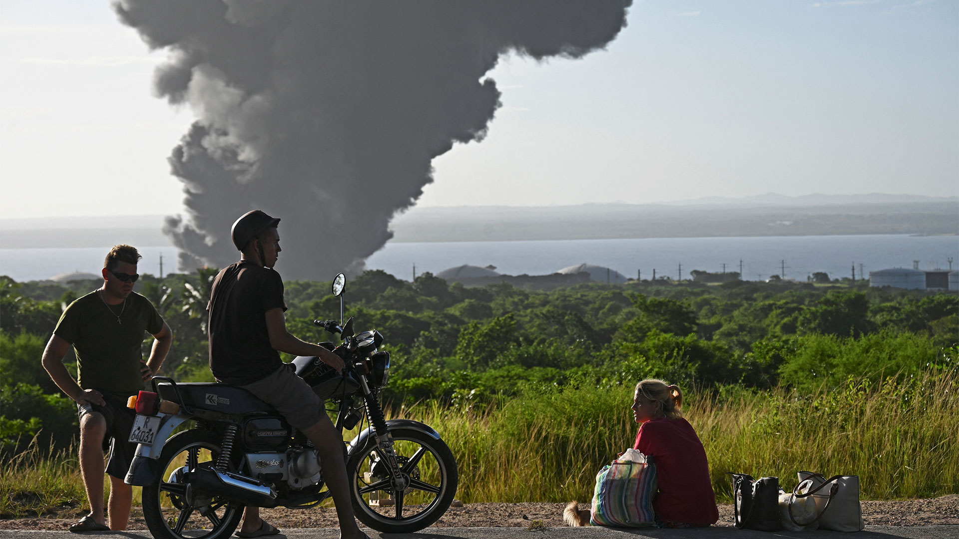 El régimen de la isla ha solicitado ayuda y asesoramiento internacional con experiencias en el tema petrolero al tiempo en el que las llamas continúan (YAMIL LAGE / AFP)