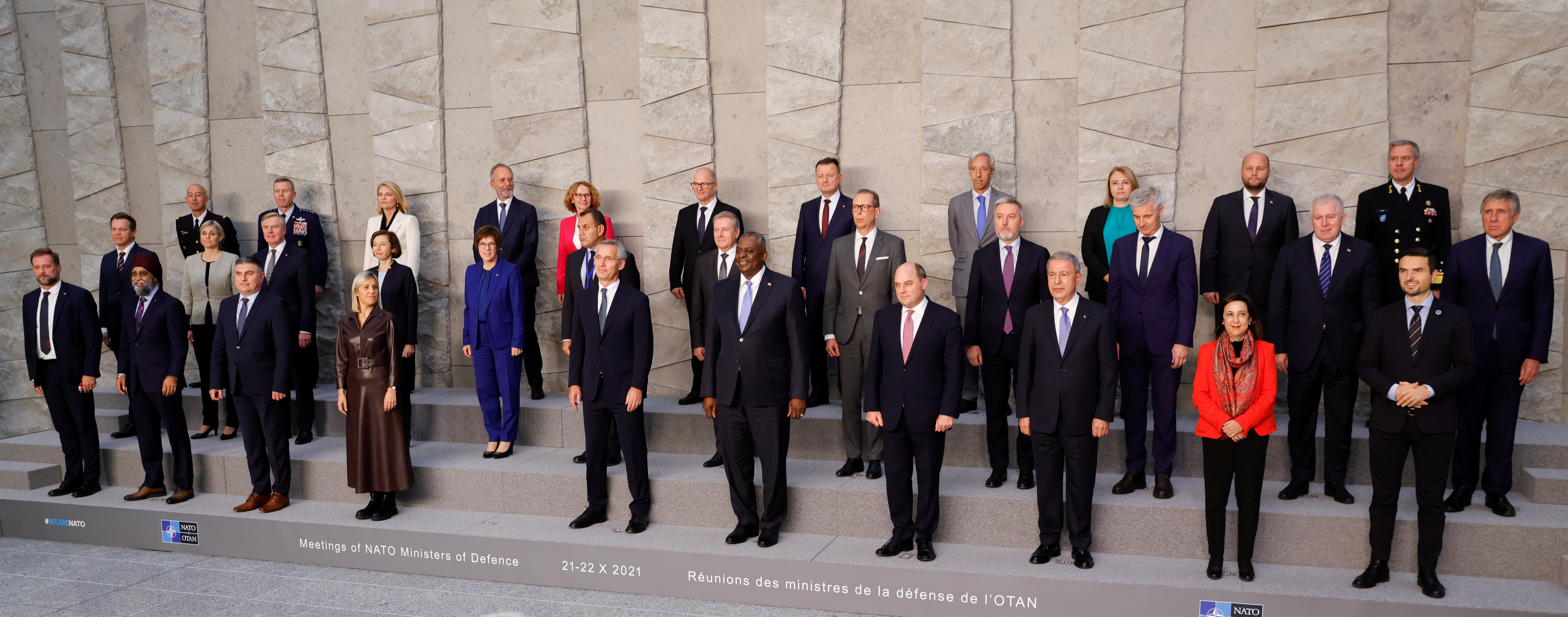 Austin y Stoltenberg posan junto al resto de los ministros de Defensa de la OTAN en la foto oficial del encuentro en Bruselas (Foto: REUTERS/Pascal Rossignol)