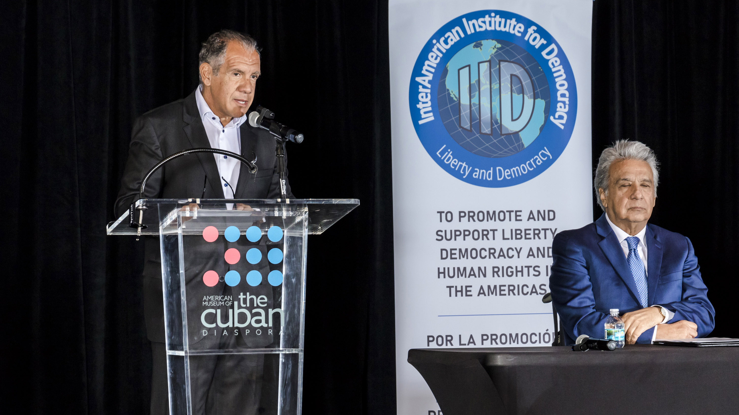 Daniel Hadad, fundador de Infobae, presenta al expresidente ecuatoriano Lenin Moreno, durante una conferencia organizada por el Instituto Interamericano por la Democracia (Infobae)