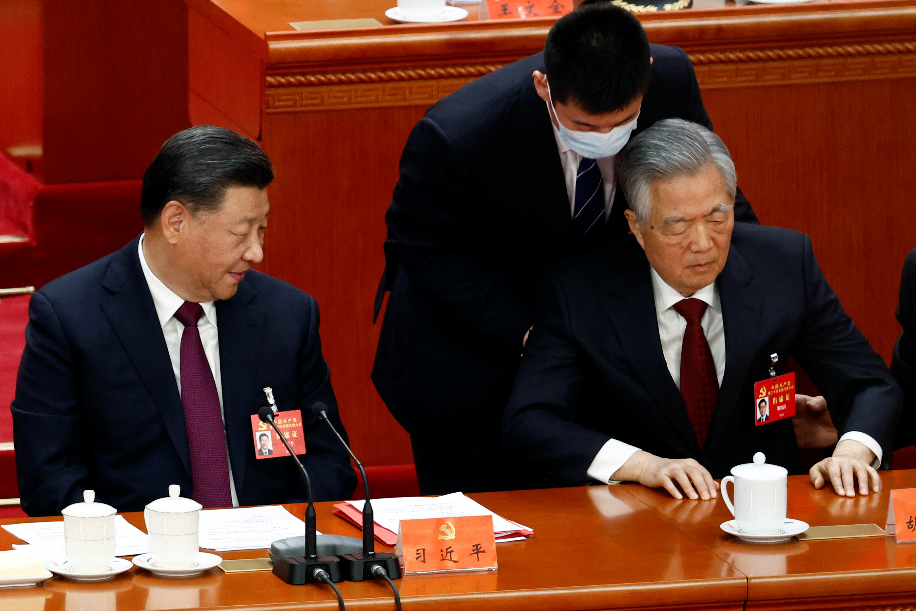 El momento en que Hu Jintao, antecesor de Xi Jinping, es forzado a retiarse del Congreso del Partido Comunista, que consagró un "inédito" tercer mandato de Xi
REUTERS/Tingshu Wang