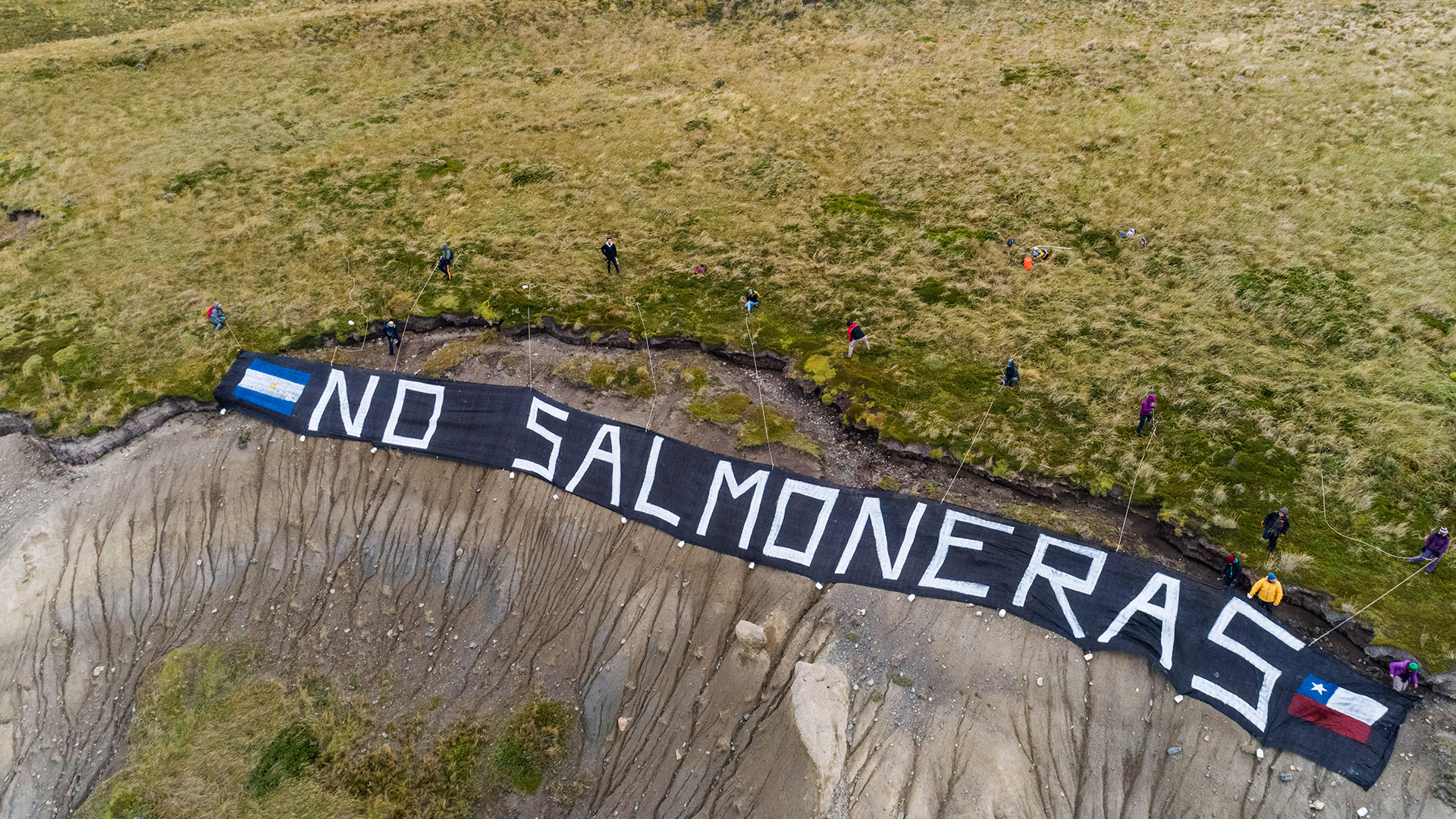 La provincia de Tierra del Fuego prohibió hoy las salmoneras