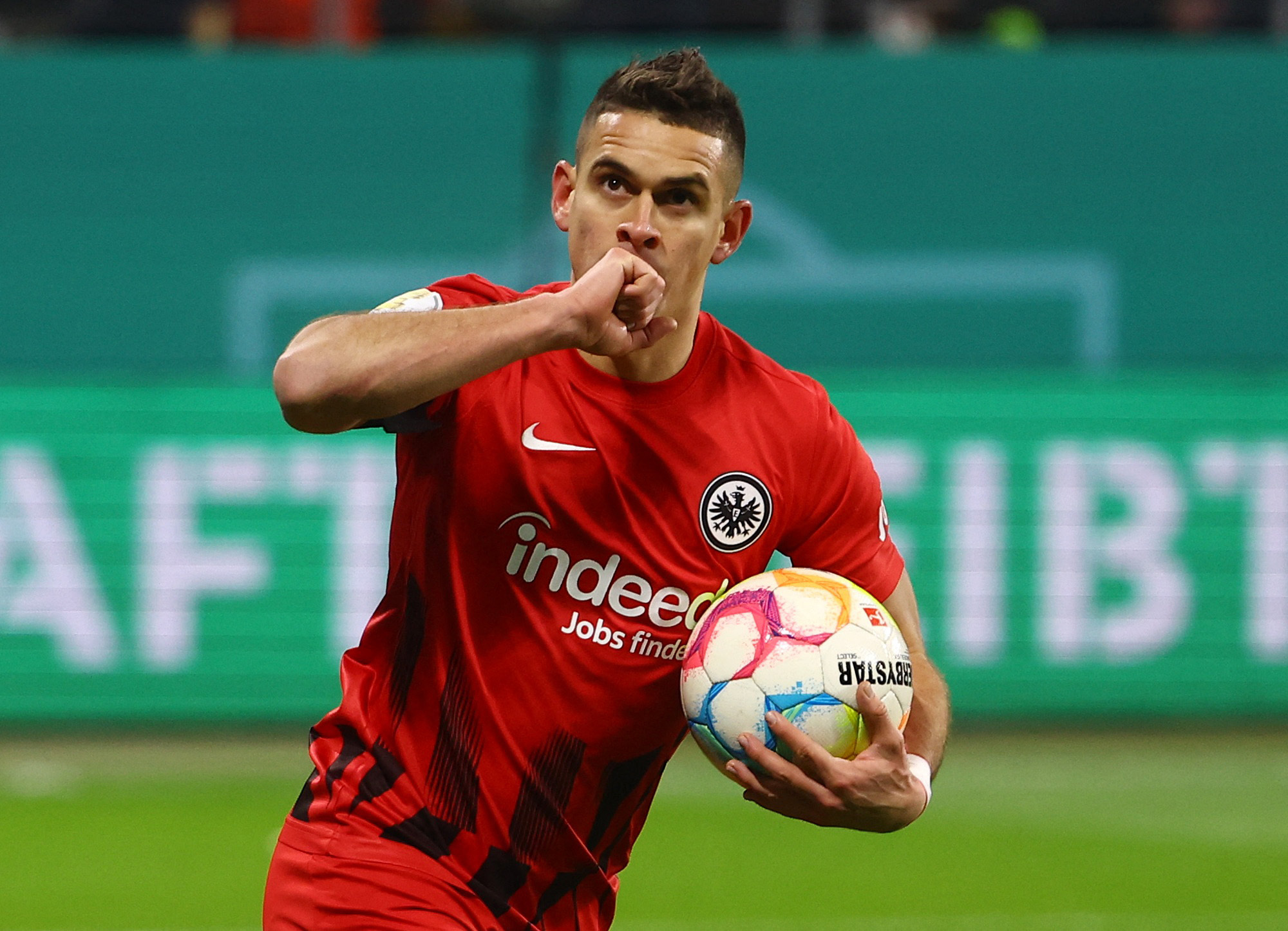 Santos Borré volvió al gol y clasificó a los cuartos de final de la DFB Pokal con Eintracht Frankfurt