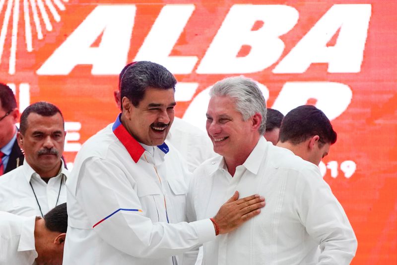 El presidente de Venezuela, Nicolás Maduro (a la izquierda), saluda a su homólogo de Cuba, Miguel Díaz-Canel, durante la ceremonia de cierre de la cumbre 17 de la Alianza Bolivariana para los Pueblos de Nuestra América (ALBA) en La Habana, Cuba. 14 de diciembre, 2019. REUTERS/Alexandre Meneghini