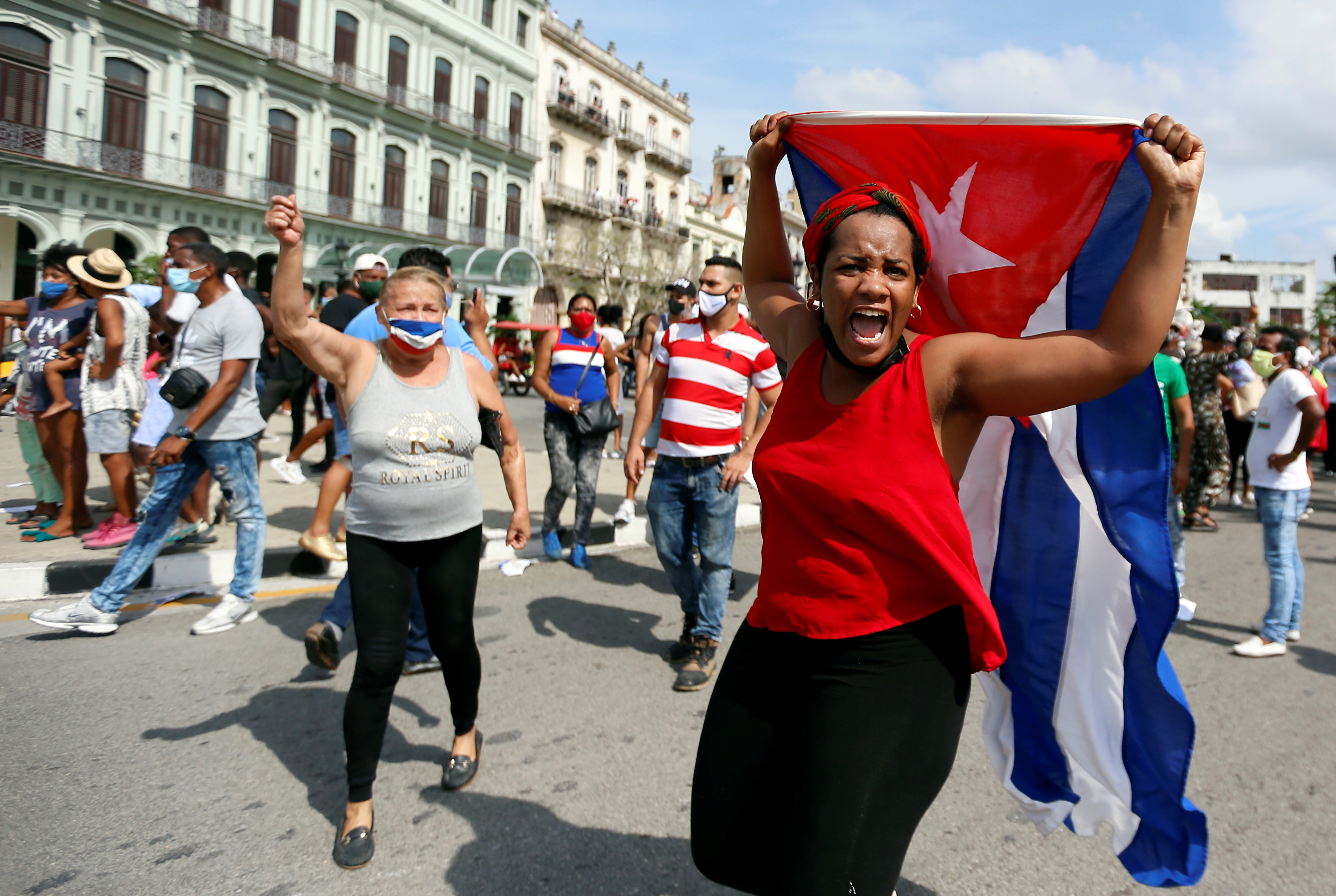 Personas manifiestan su apoyo al gobierno cubano el 11 de julio de 2021, en una calle en La Habana (Cuba). EFE/Ernesto Mastrascusa
