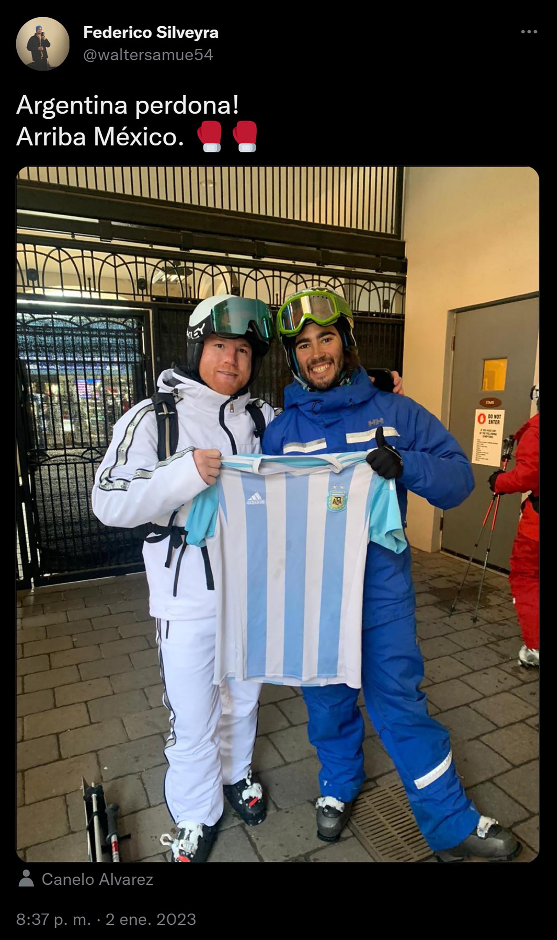 Canelo Álvarez posa con la camiseta argentina en un centro de esquí en Colorado (Federico Silveyra)