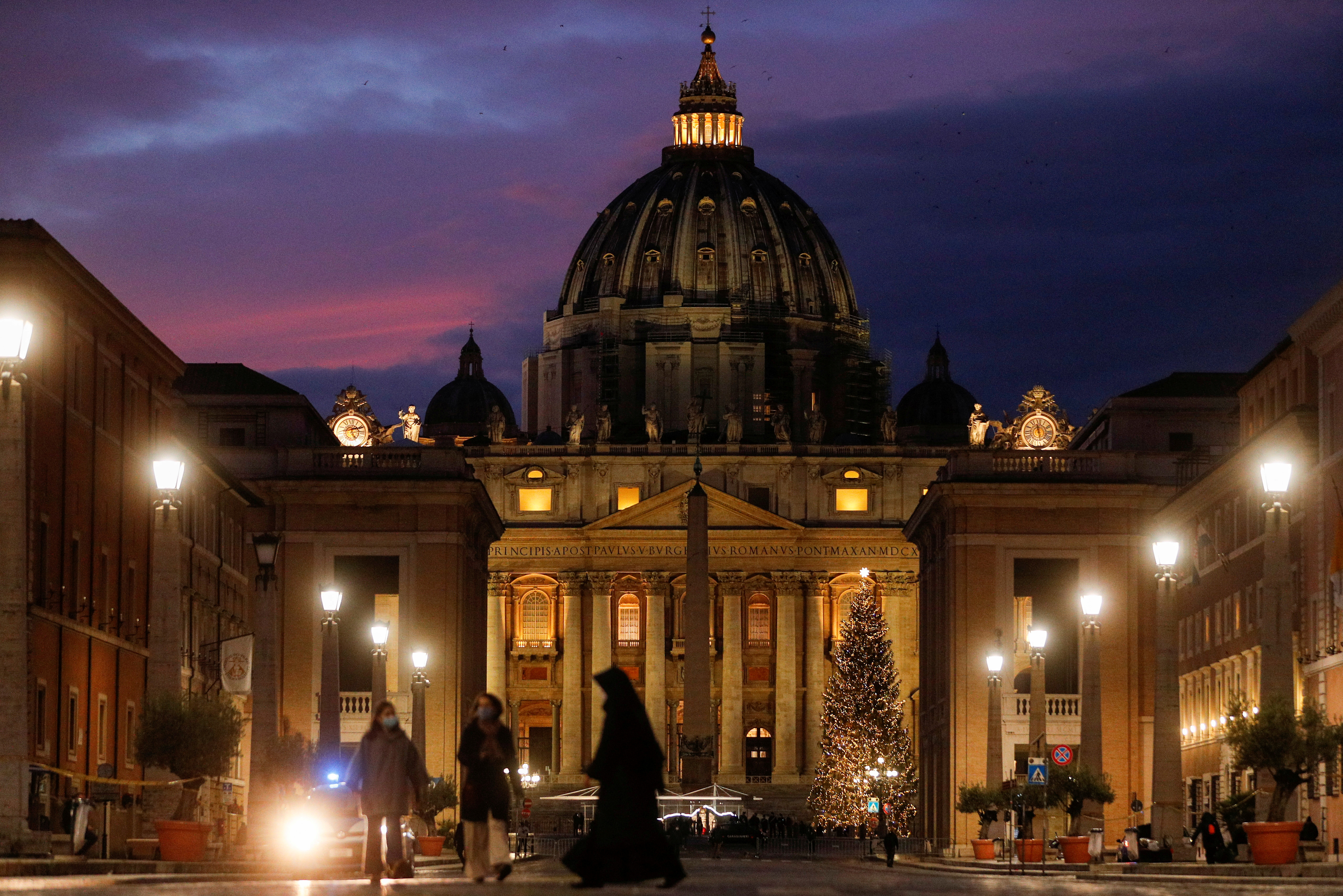 La Basílica de San Pedro, en el Vaticano. REUTERS/Guglielmo Mangiapane/File Photo