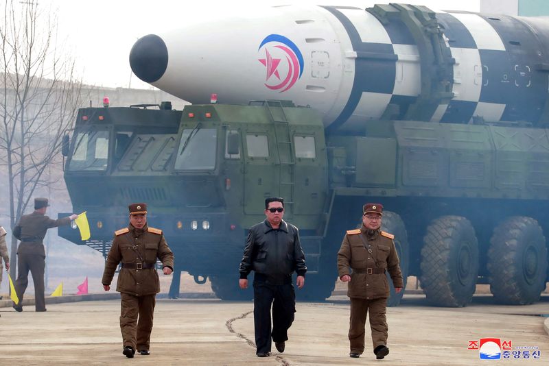 Foto de archivo del dictador norcoreano, Kim Jong-un, junto a lo que según los medios estatales es un "nuevo tipo" de misil balístico intercontinental (ICBM) en esta imagen sin fecha publicada el 24 de marzo de 2022 por la Agencia Central de Noticias de Corea del Norte (KCNA)