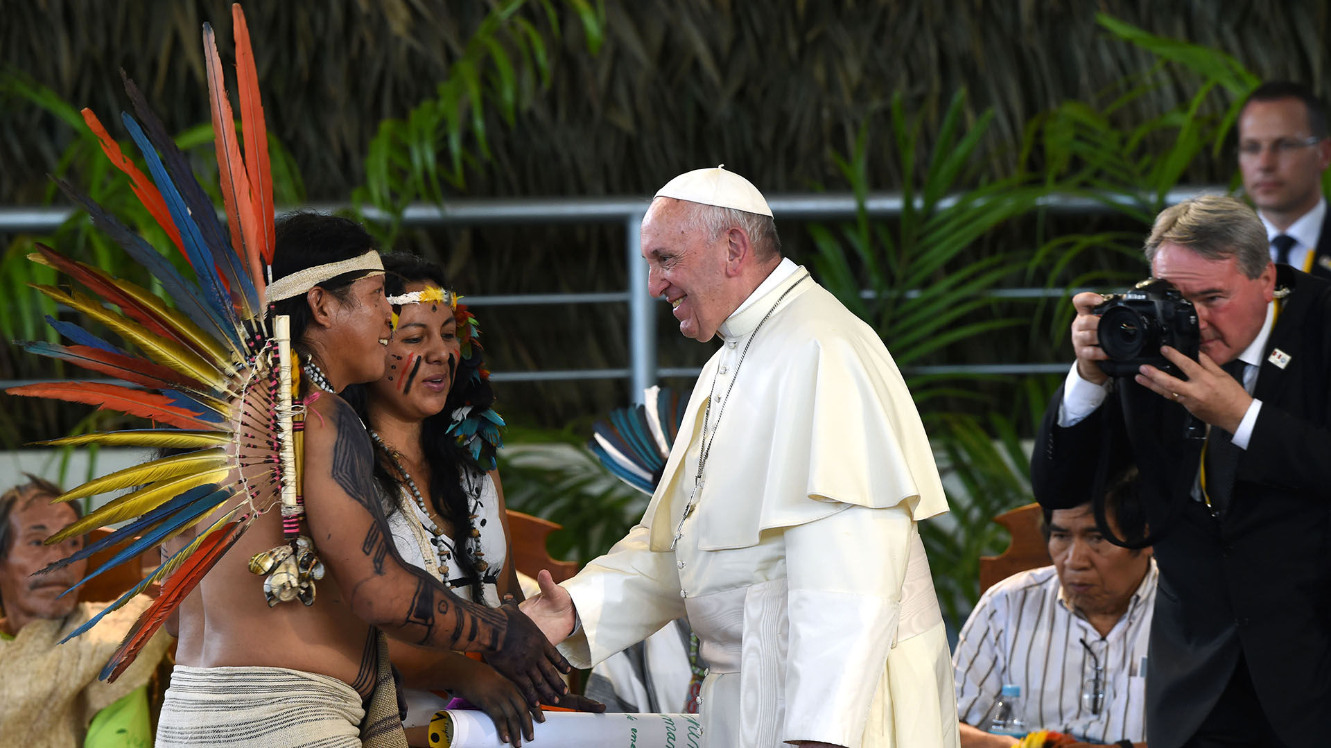 El papa Francisco, reunido con indígenas en su visita a la selva peruana en 2018 (AFP)