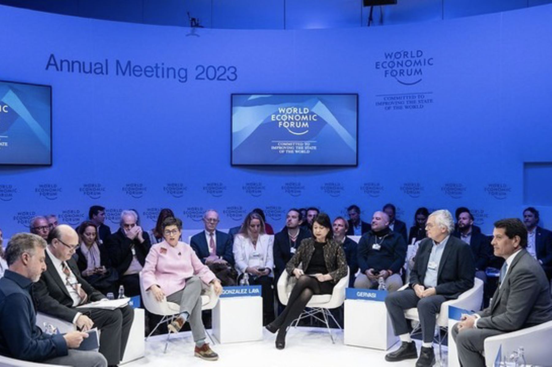 Foro de Davos: Canciller pide a inversionistas extranjeros mantener confianza en el Perú