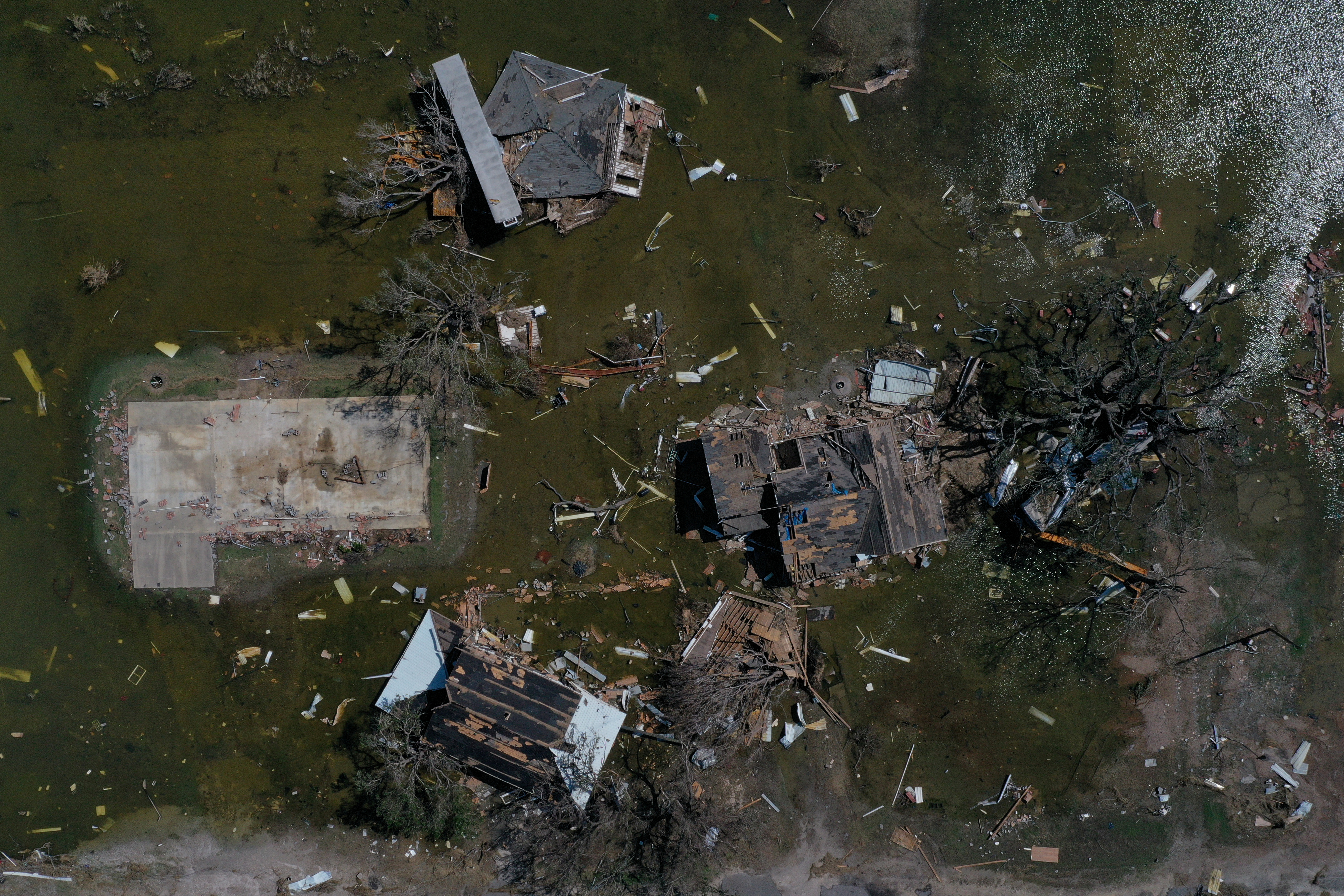 Hogares inundados y destruidos por el huracán Delta en Cameron, Louisiana (REUTERS/Adrees Latif)