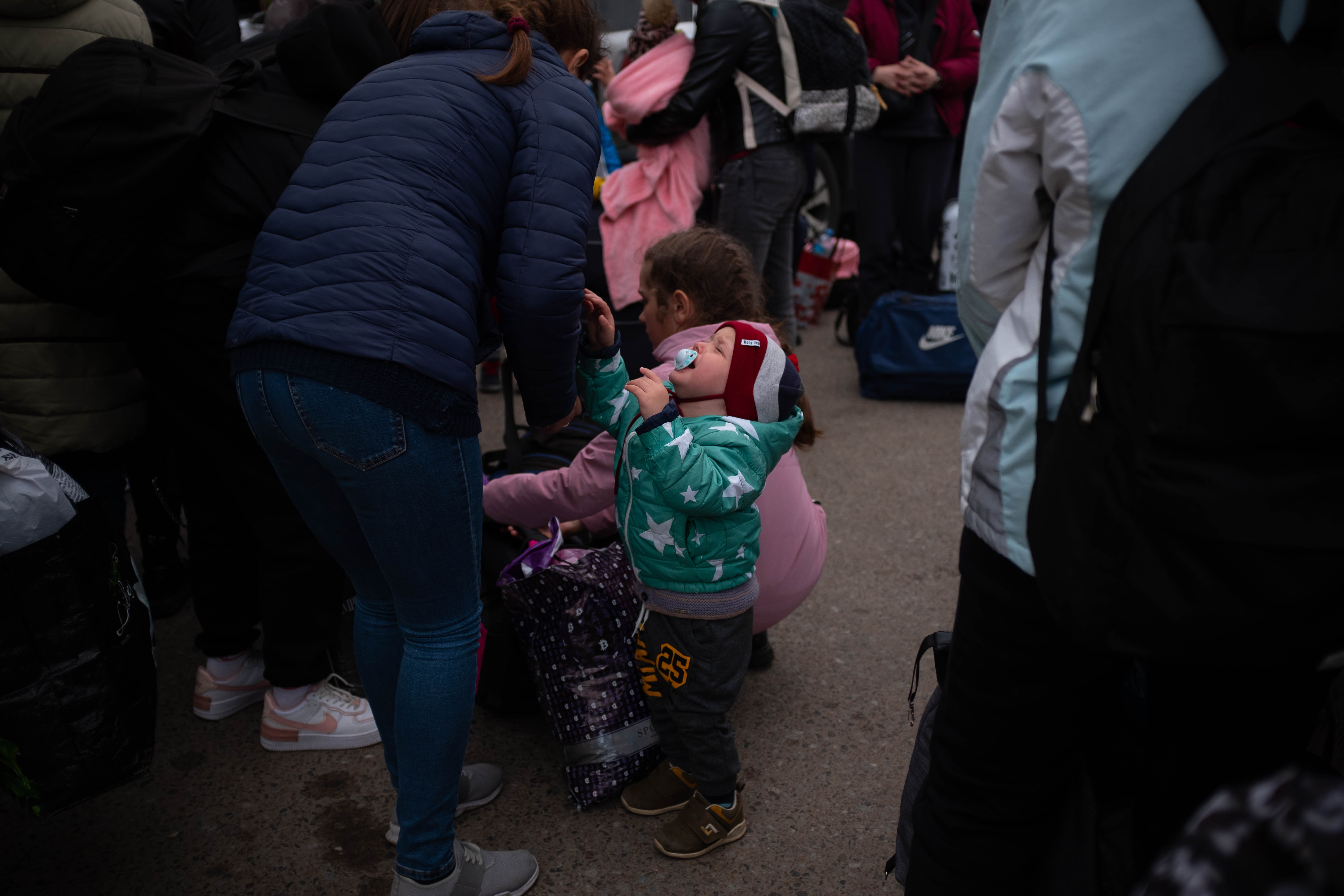 Un niño llora desconsoladamente en la frontera que une Ucrania con Polonia.