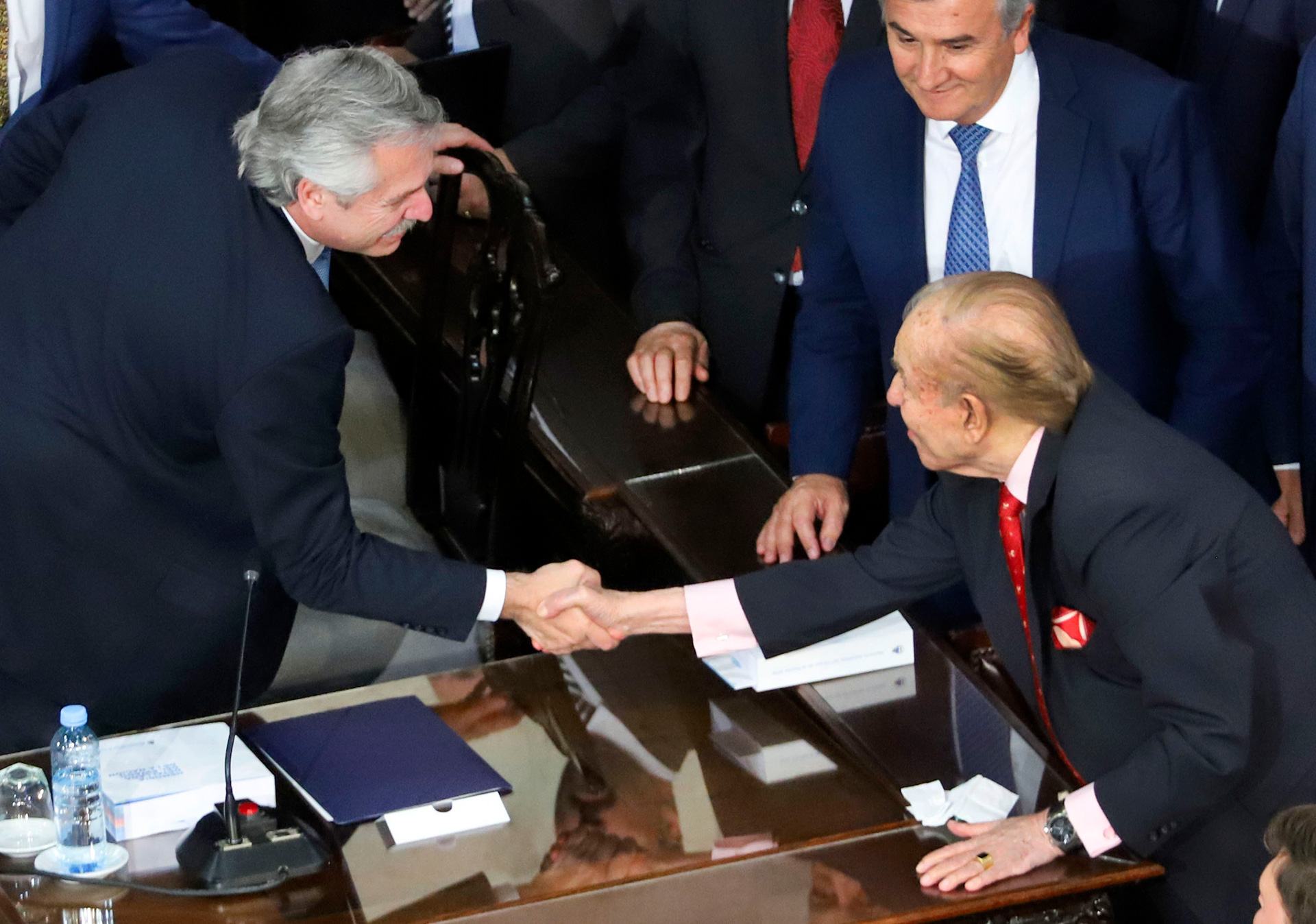 El ex presidente Carlos Menem saluda al presidente Alberto Fernandez durante la Asamblea Legislativa, en una de sus ultimas apariciones publicas.
