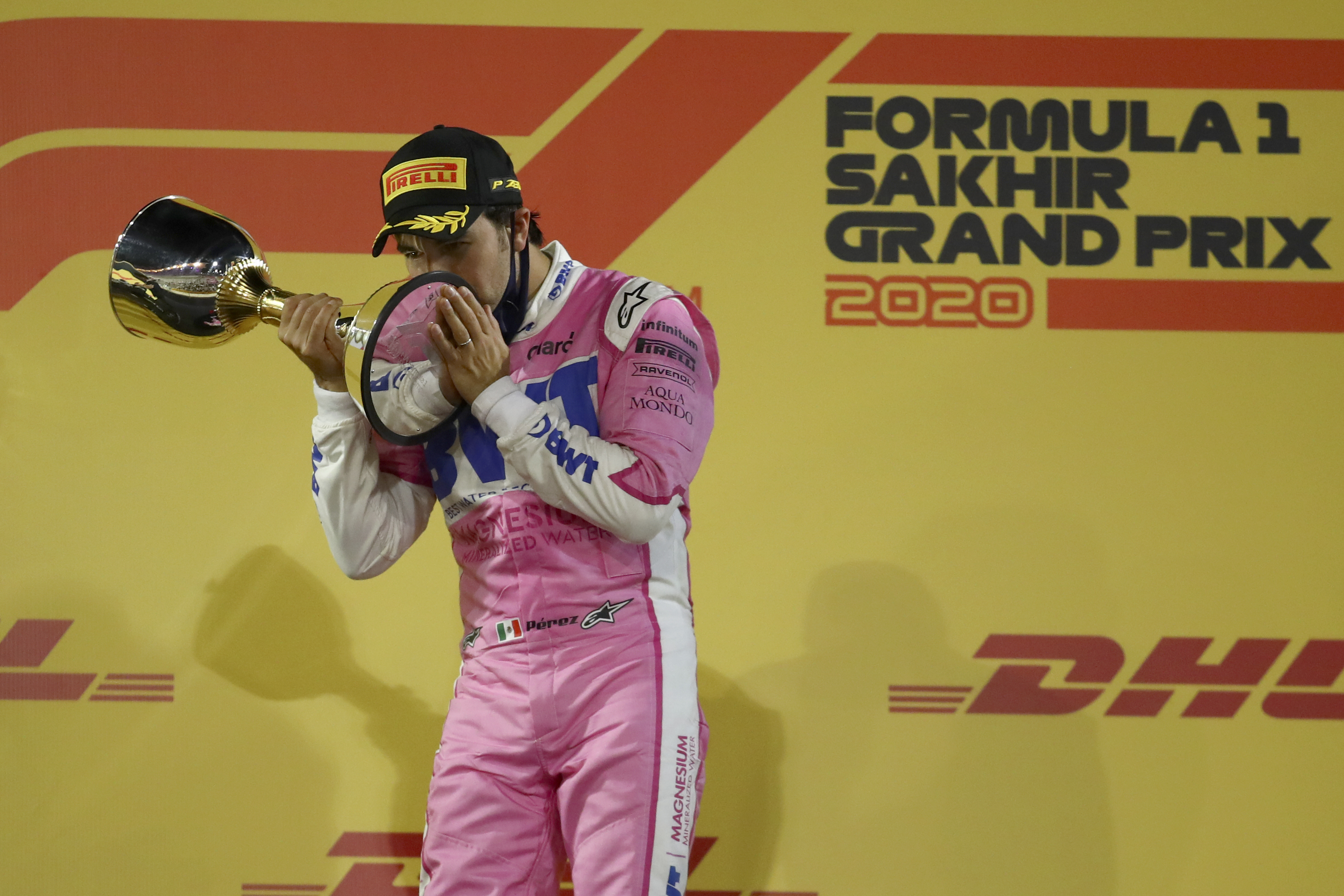 El piloto de Racing Point Sergio Pérez de México celebra su victoria en el Gran Premio de Fórmula 1 de Sakhir, Baréin el domingo 6 de diciembre de 2020.