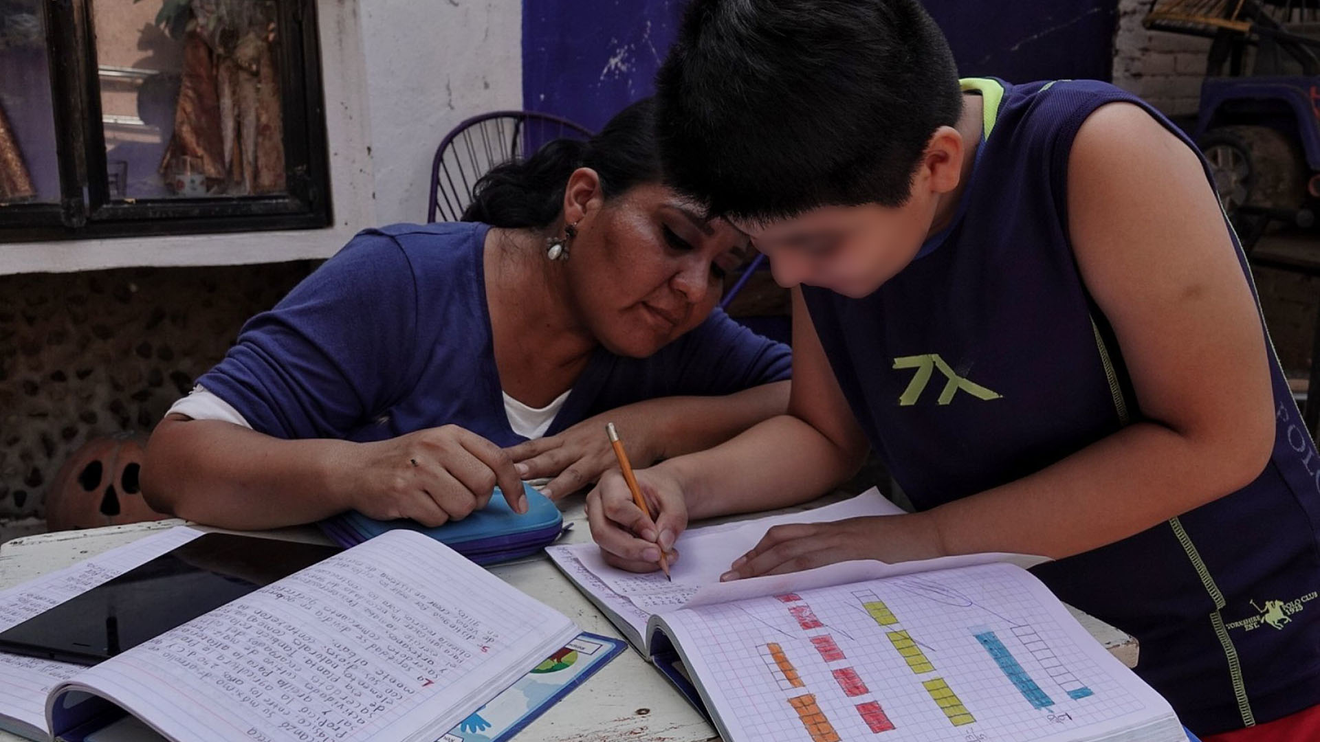 Adriana de 35 años tiene dos hijos de 17 y de 10 años, es mamá soltera y trabaja para el sector salud en el turno nocturno, ya adquirió unas tabletas para que sus hijos puedan asistir de manera virtual a sus clases. Su hijo de 10 años ha presentado cuadro de depresión al estar en casa y ser consciente de que su mamá es trabajadora de la salud, Adriana tiene miedo que al seguir sin convivir con nadie ni hablar con la maestra pueda empeorar (Foto: Cuartoscuro)