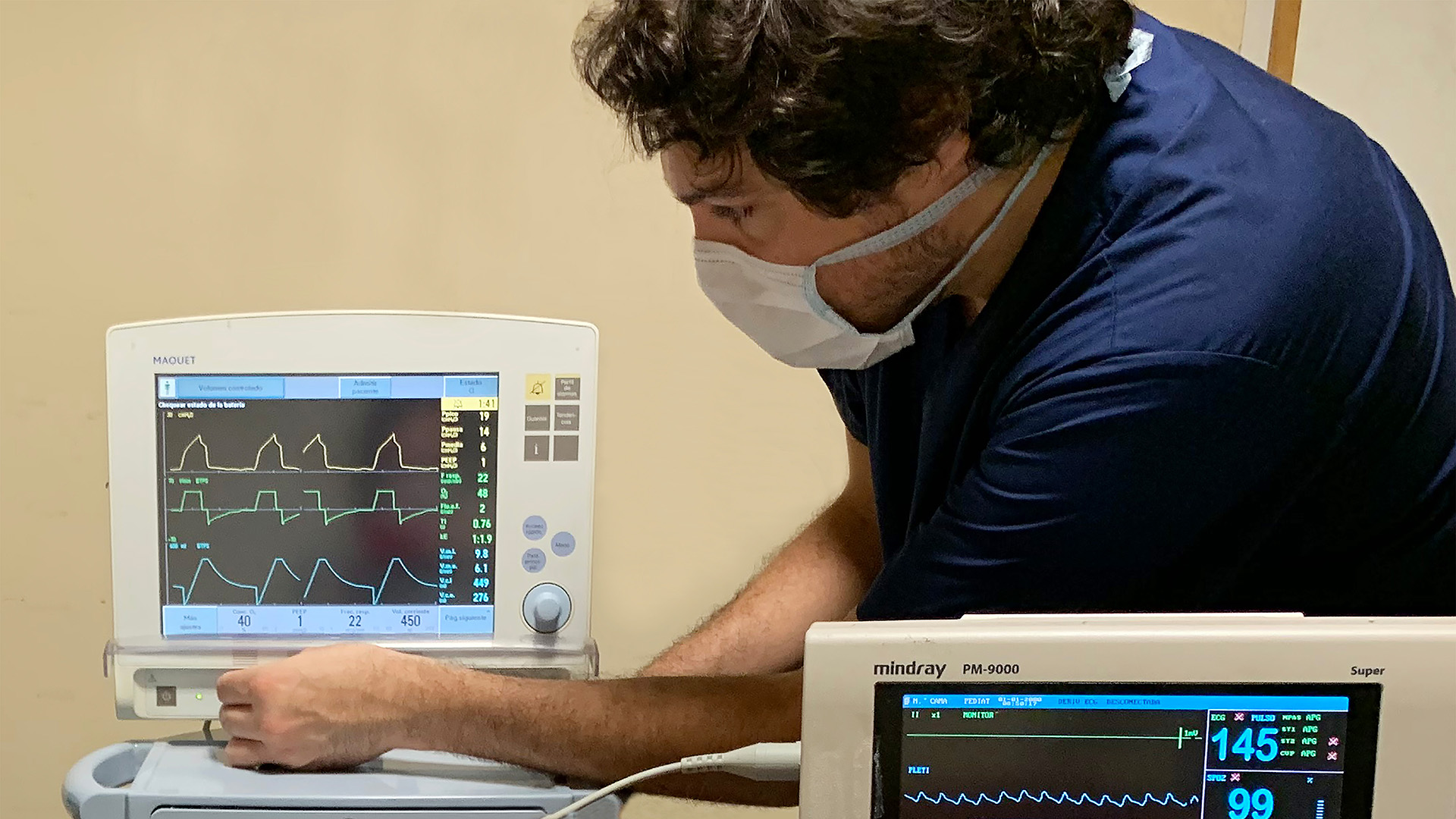 El cirujano cardiovascular pediátrico Ignacio Lugones observa el funcionamiento del adaptador que logra que un respirador sea utilizado por dos pacientes.
